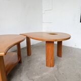 Tables basses en orme formant une goutte