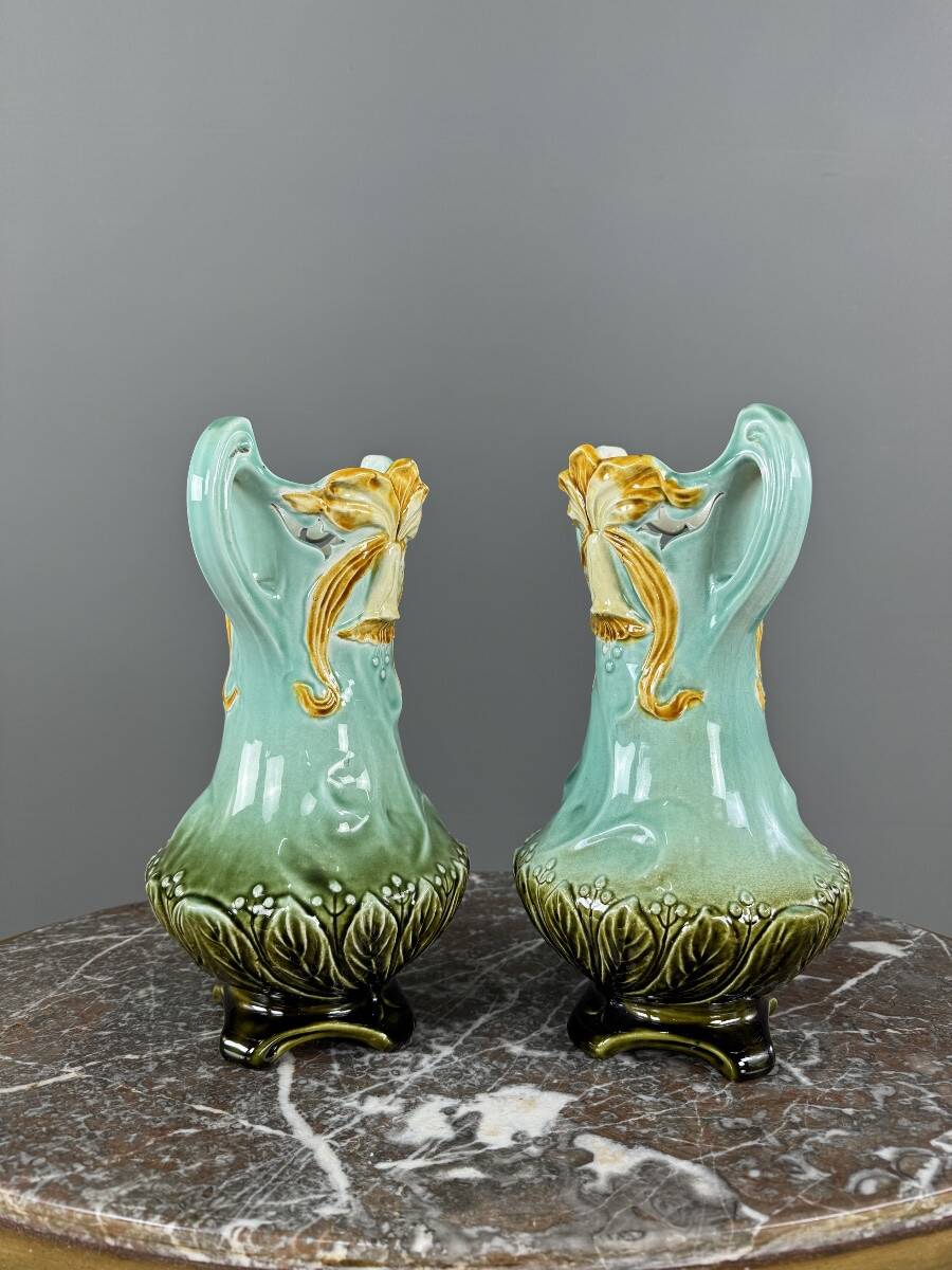 Pair of Art Nouveau vases in glazed ceramic with floral decoration, 20th Century