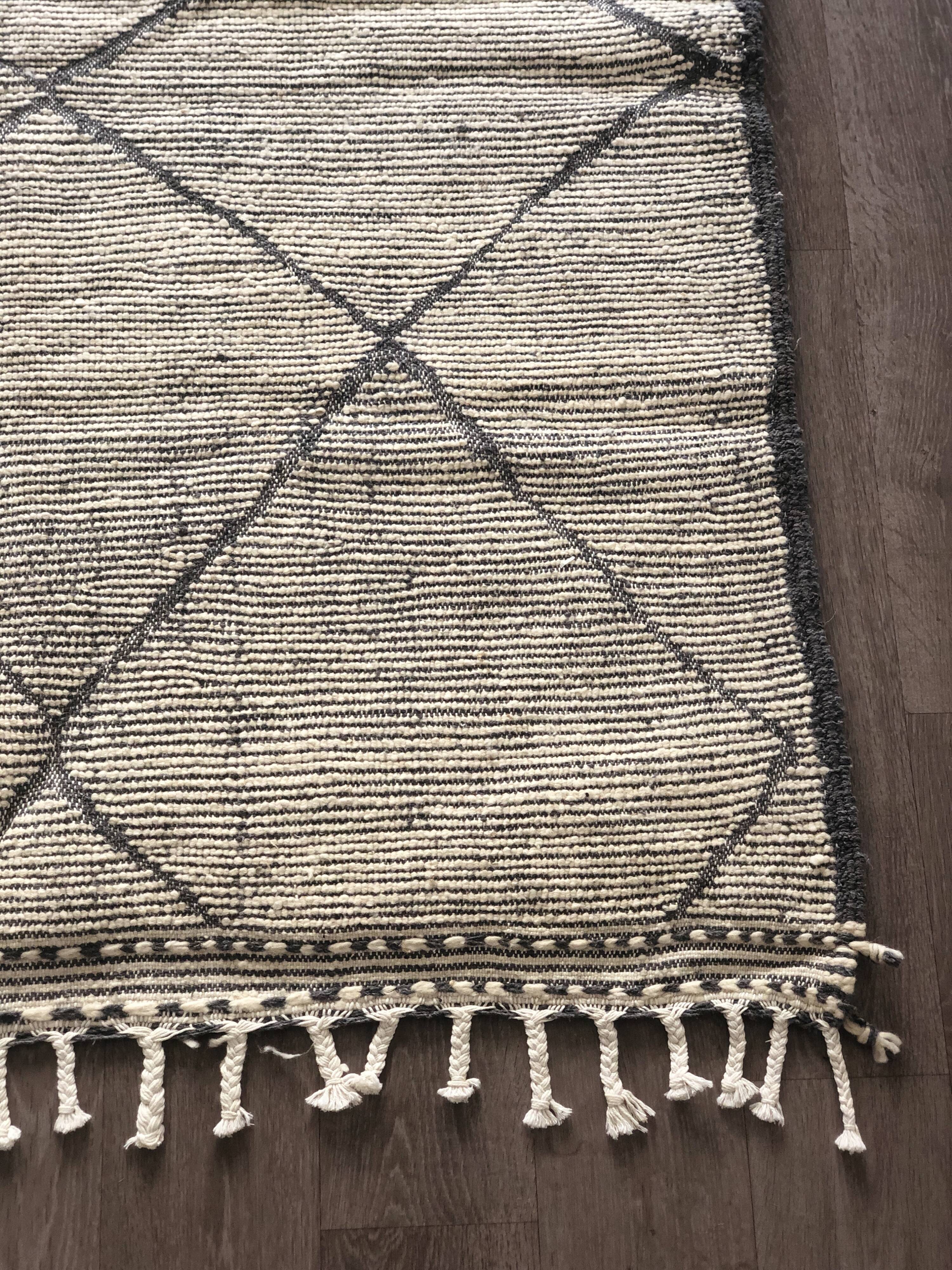 Beni Ouarain white and grey Berber carpet 140x205cm