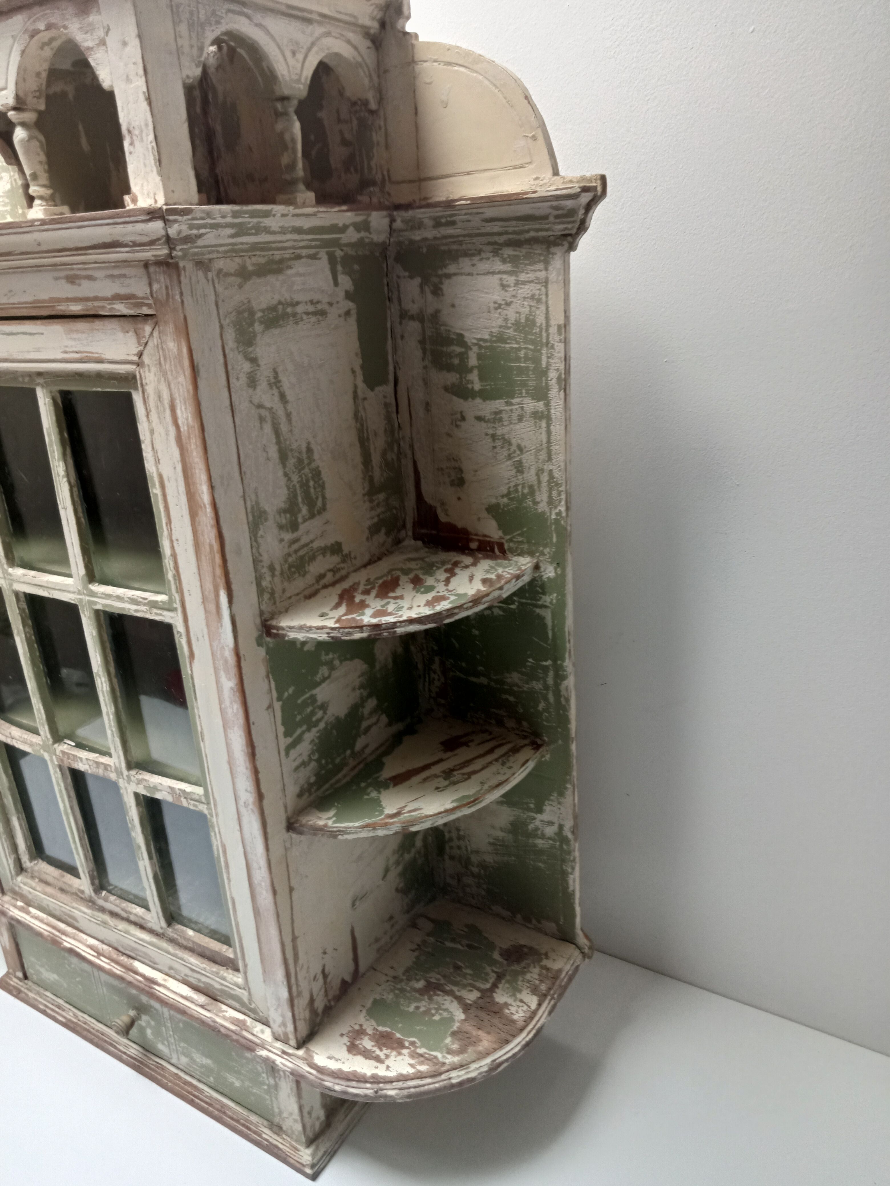 Old showcase to install or hang