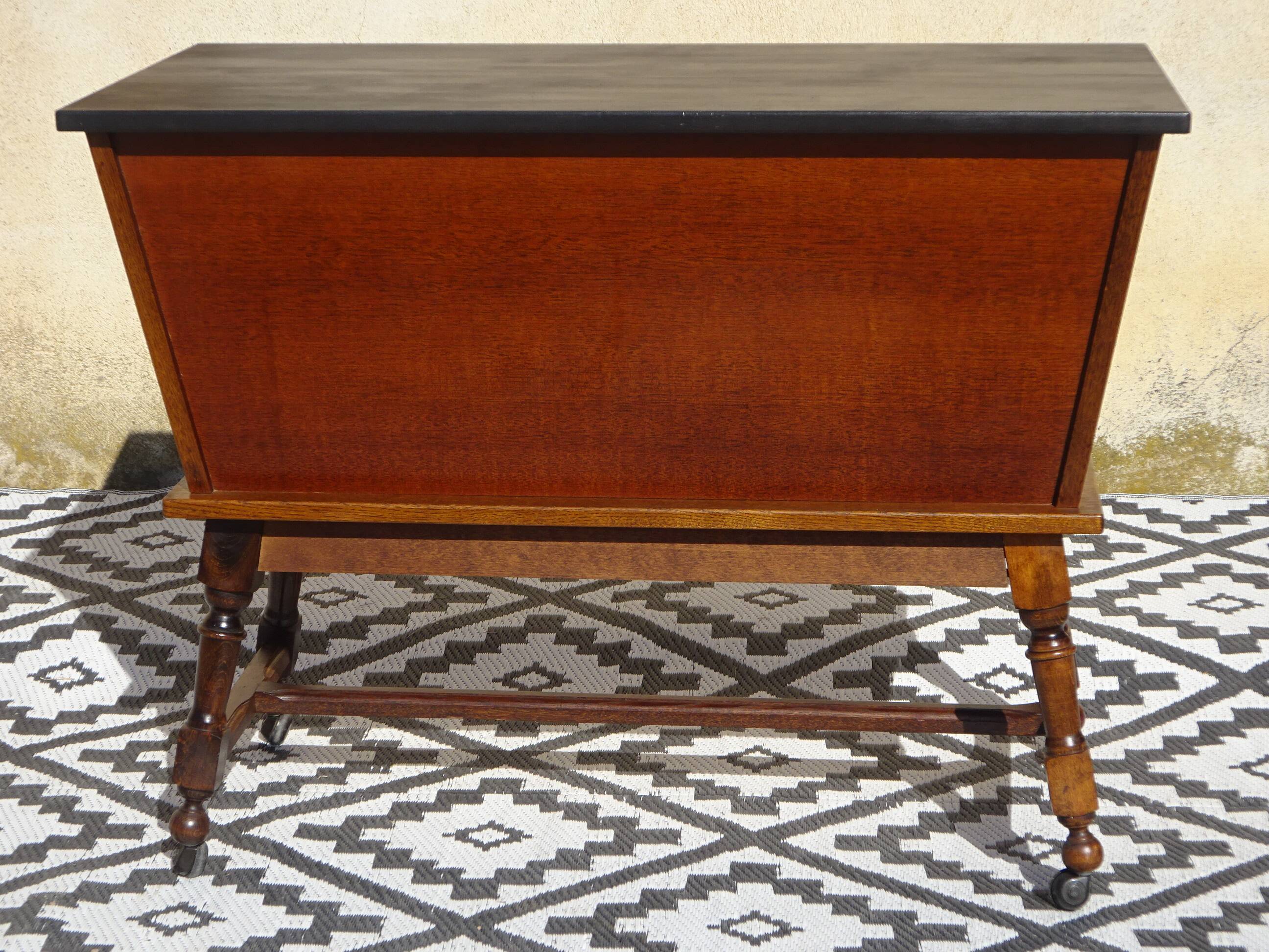 Meuble en forme de pétrin sur roulettes