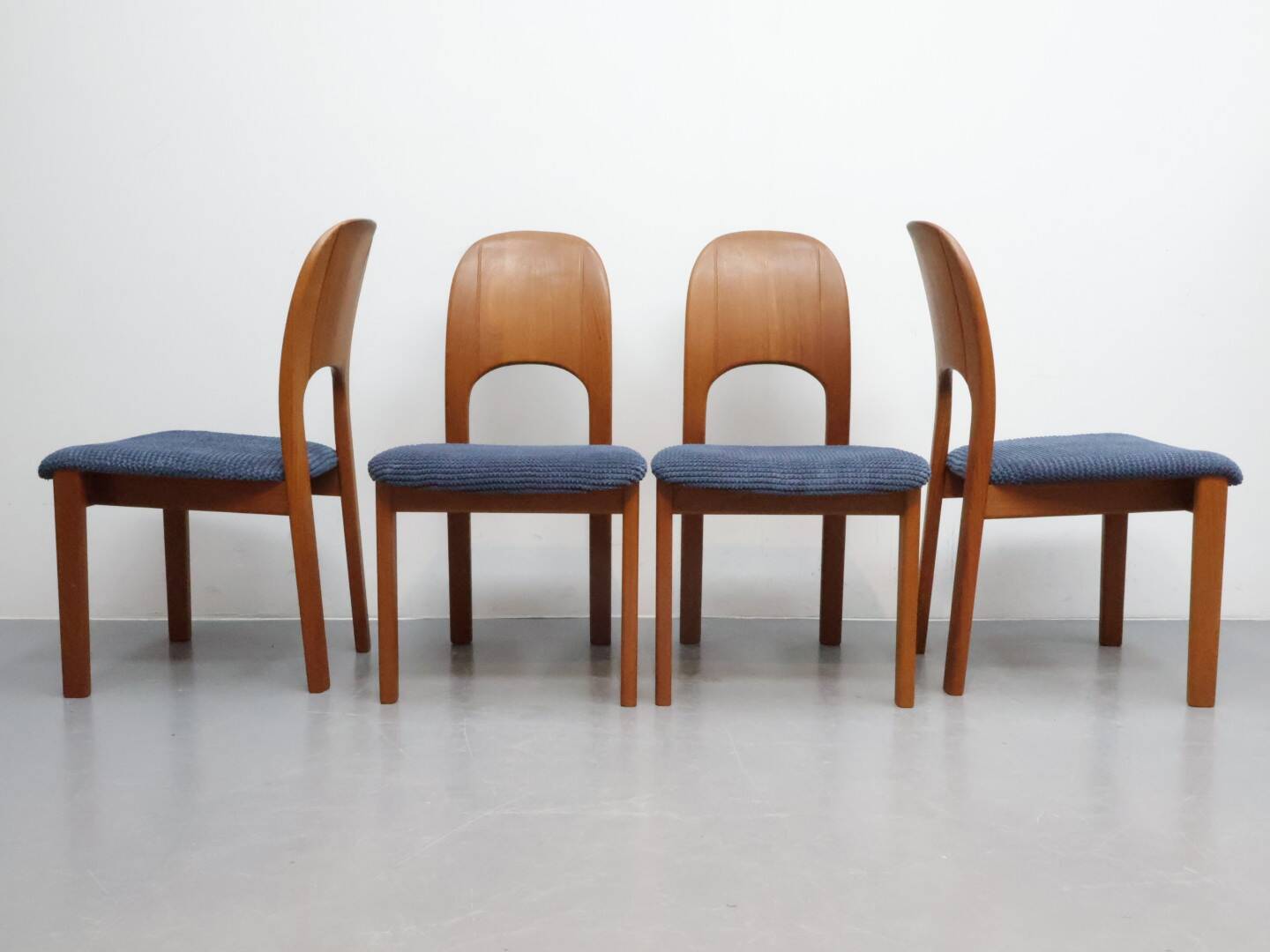 Vintage eetkamerstoelen Holstebro Denmark Teakhout nieuwe stoffering blauw
