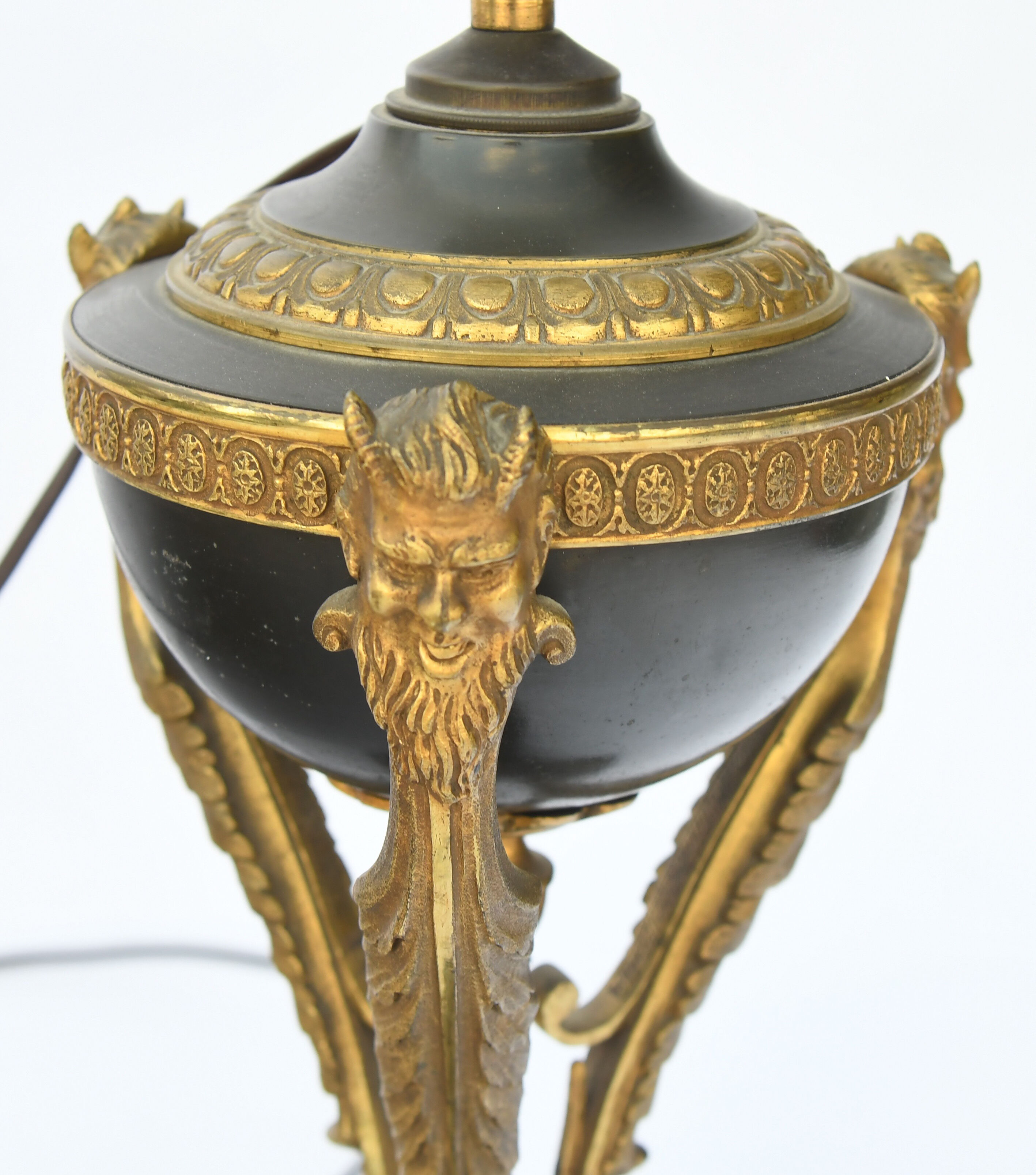 Lamp in gilded bronze and black lacquered metal