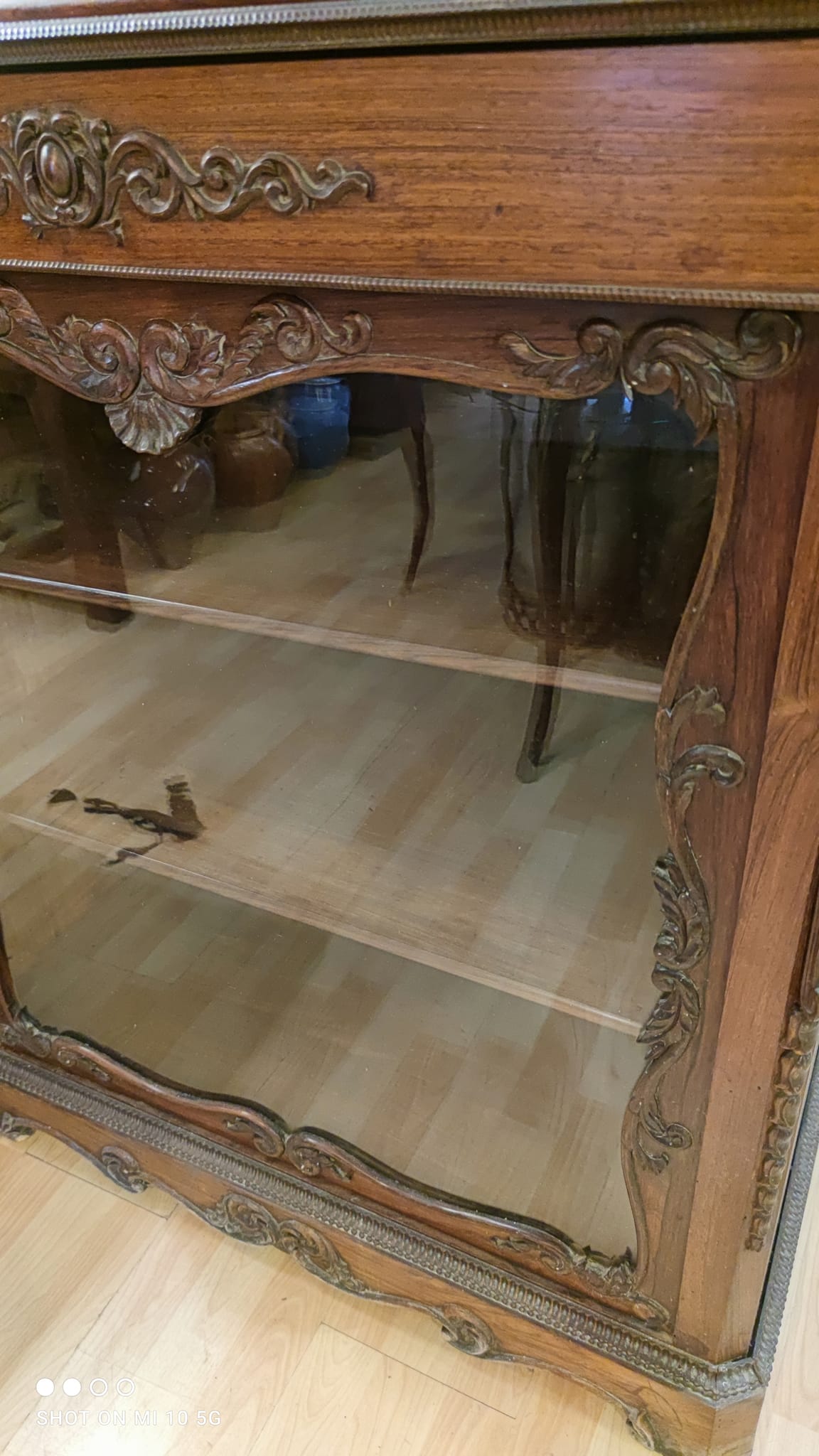 Two-part cabinet, recessed and with a glass-fronted display case, in Indian rosewood, circa 1850/60