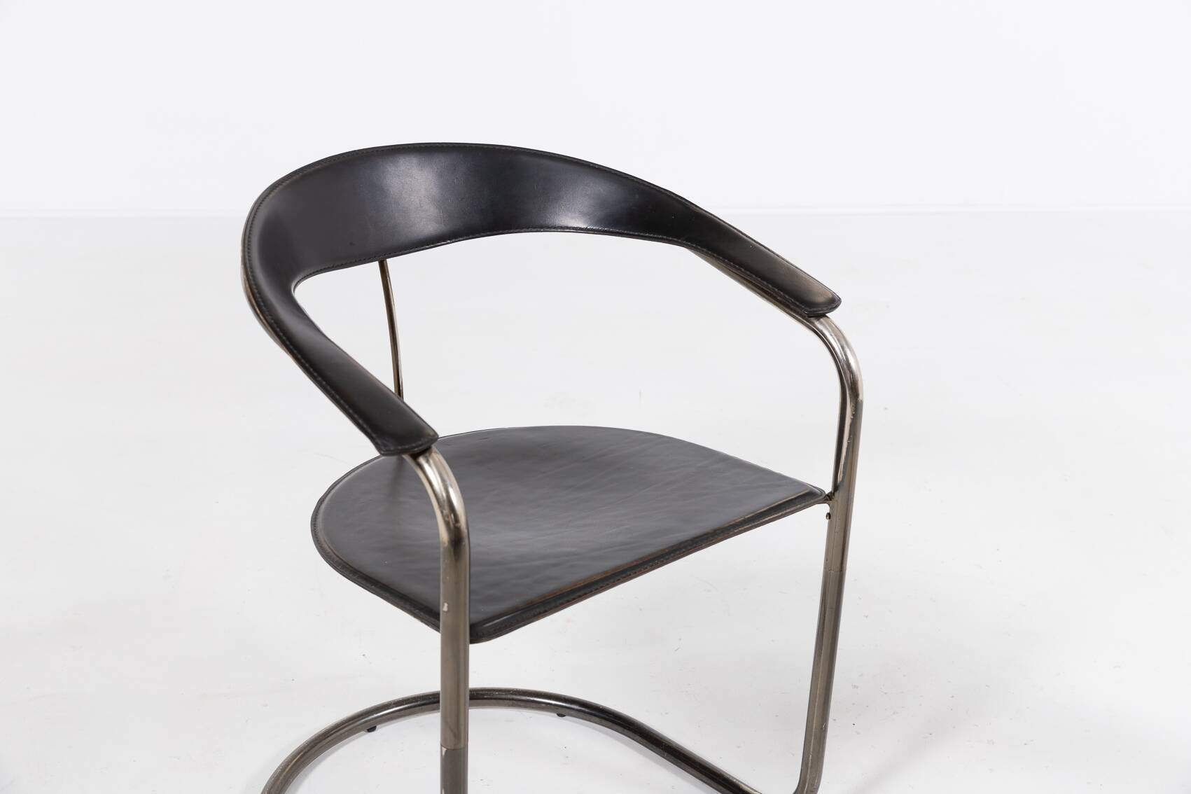 Chaises vintage italiennes en cuir noir « Canasta » d'Arrben, années 1980