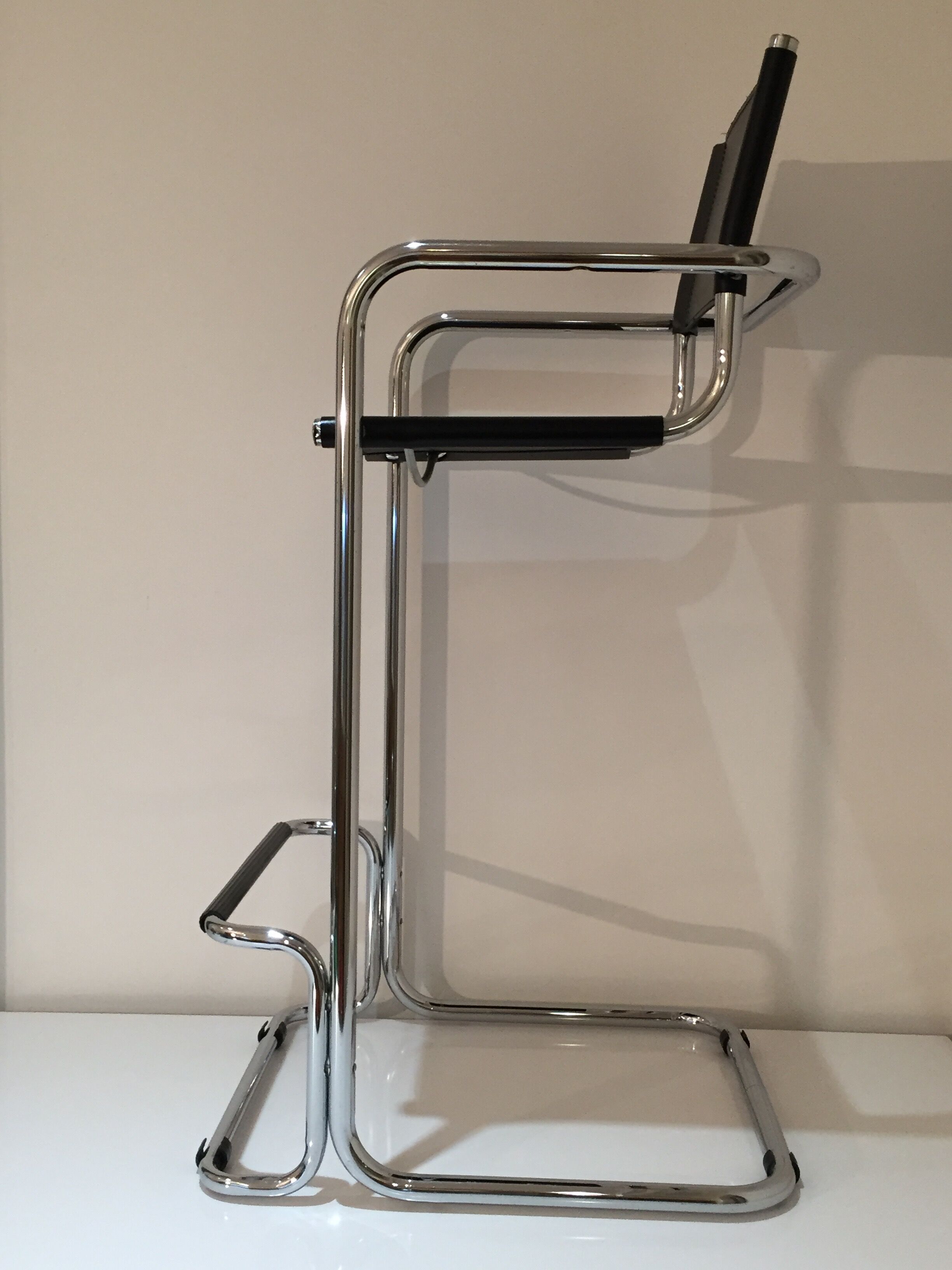 Cantilever design bar