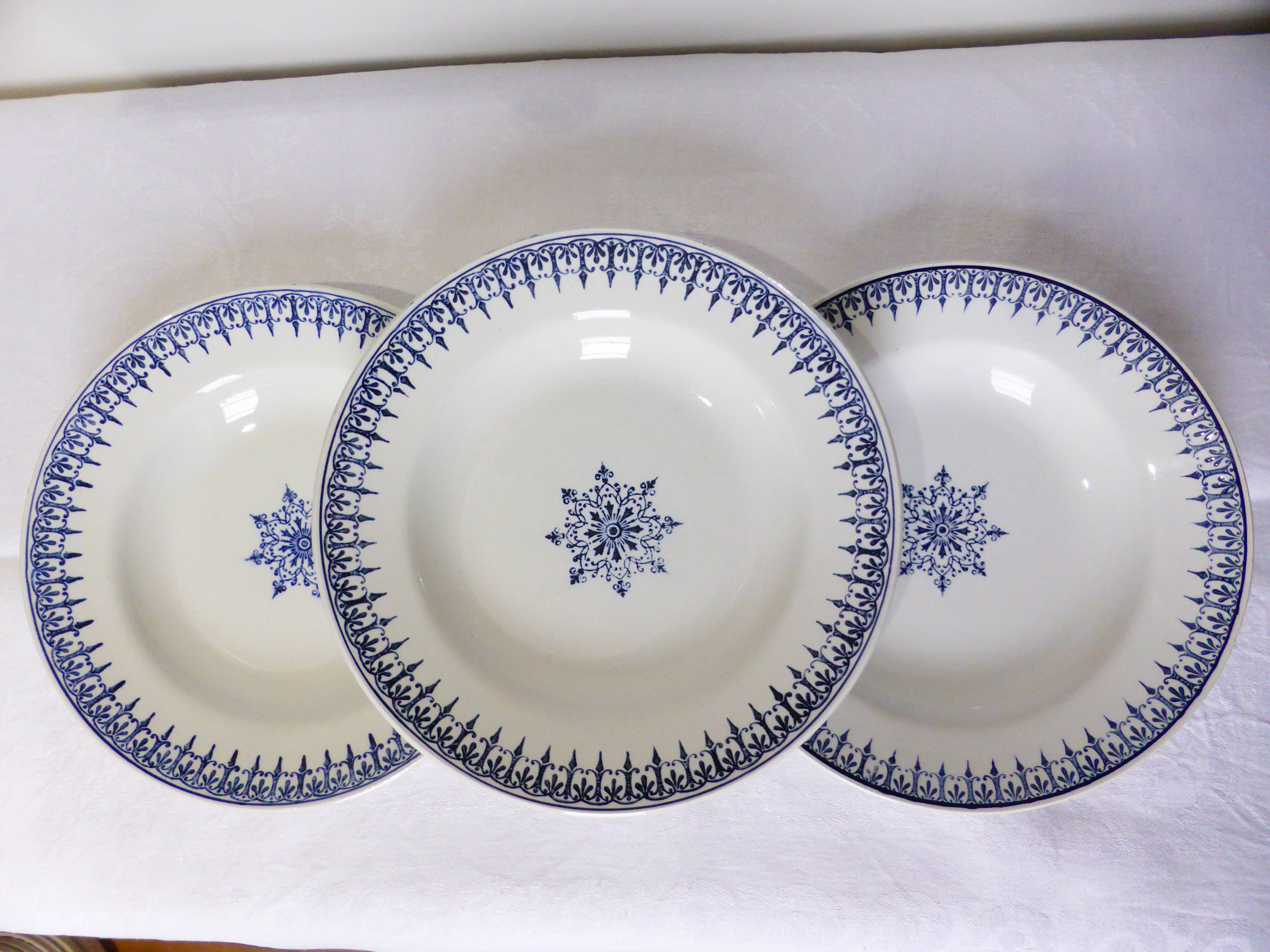 3 vintage hollow plates of St Amand primax model 211237