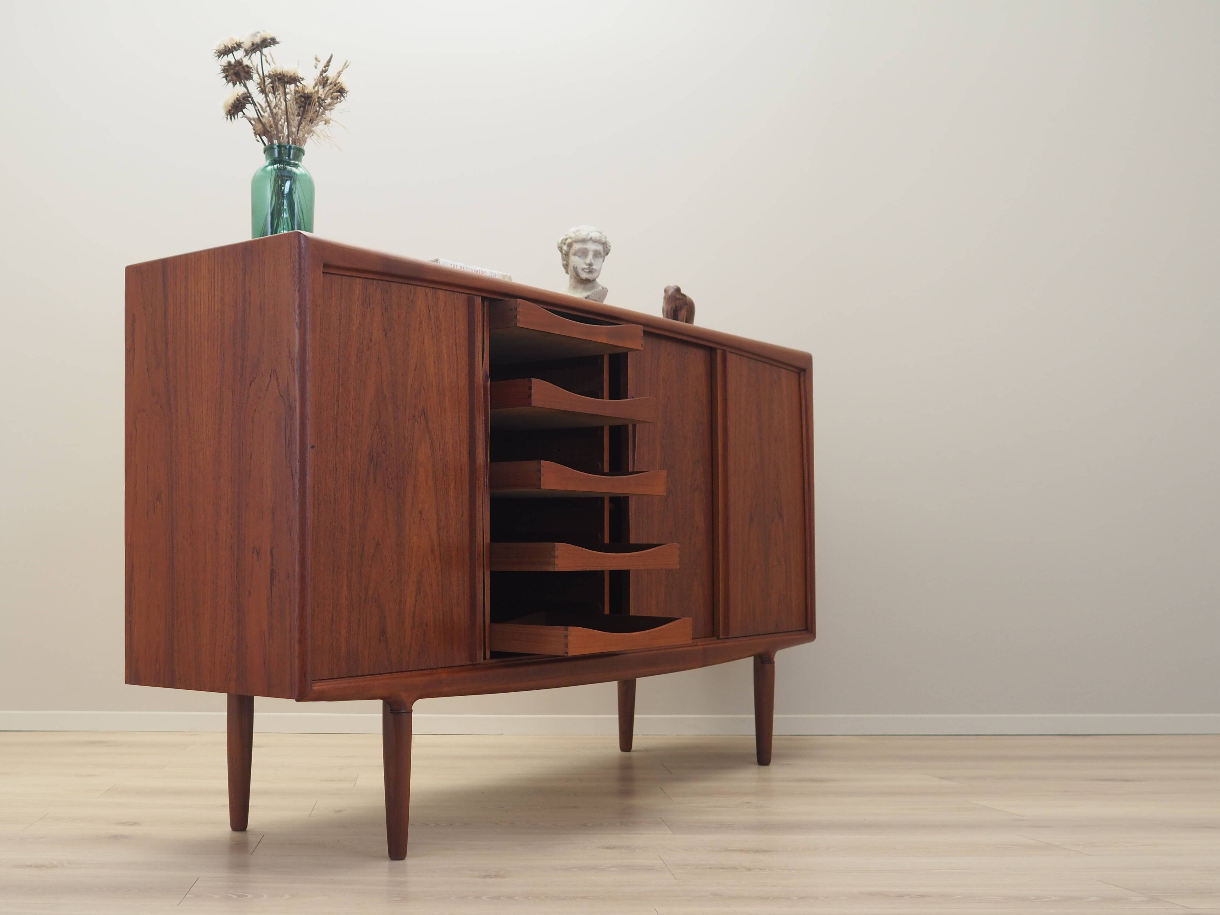 Buffet haut en teck, design danois, années 1960, production : Omann Jun
