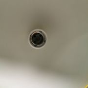 Lampe suspendue sphérique en jaune ensoleillé.
