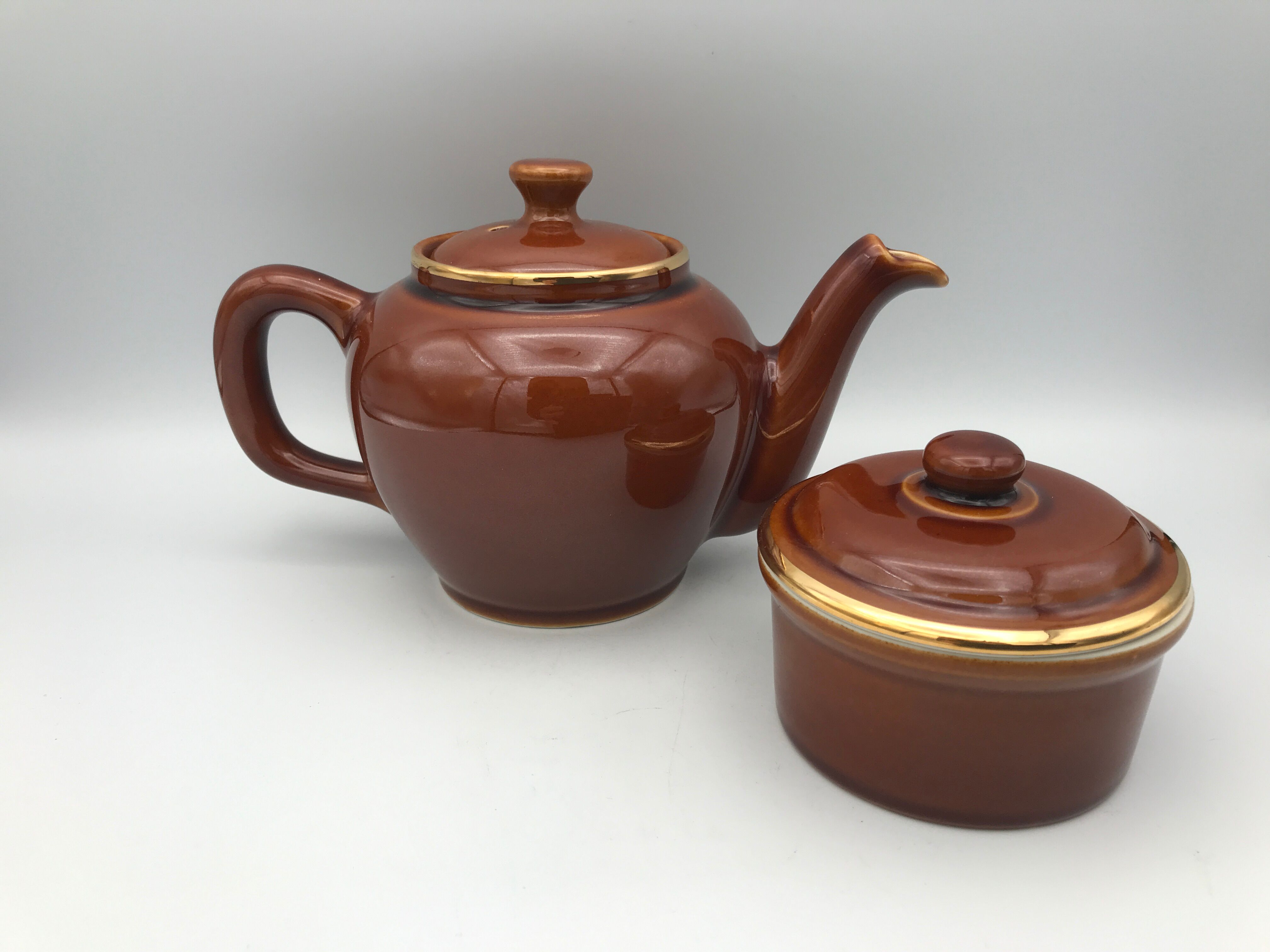 Teapot AND sugarpot