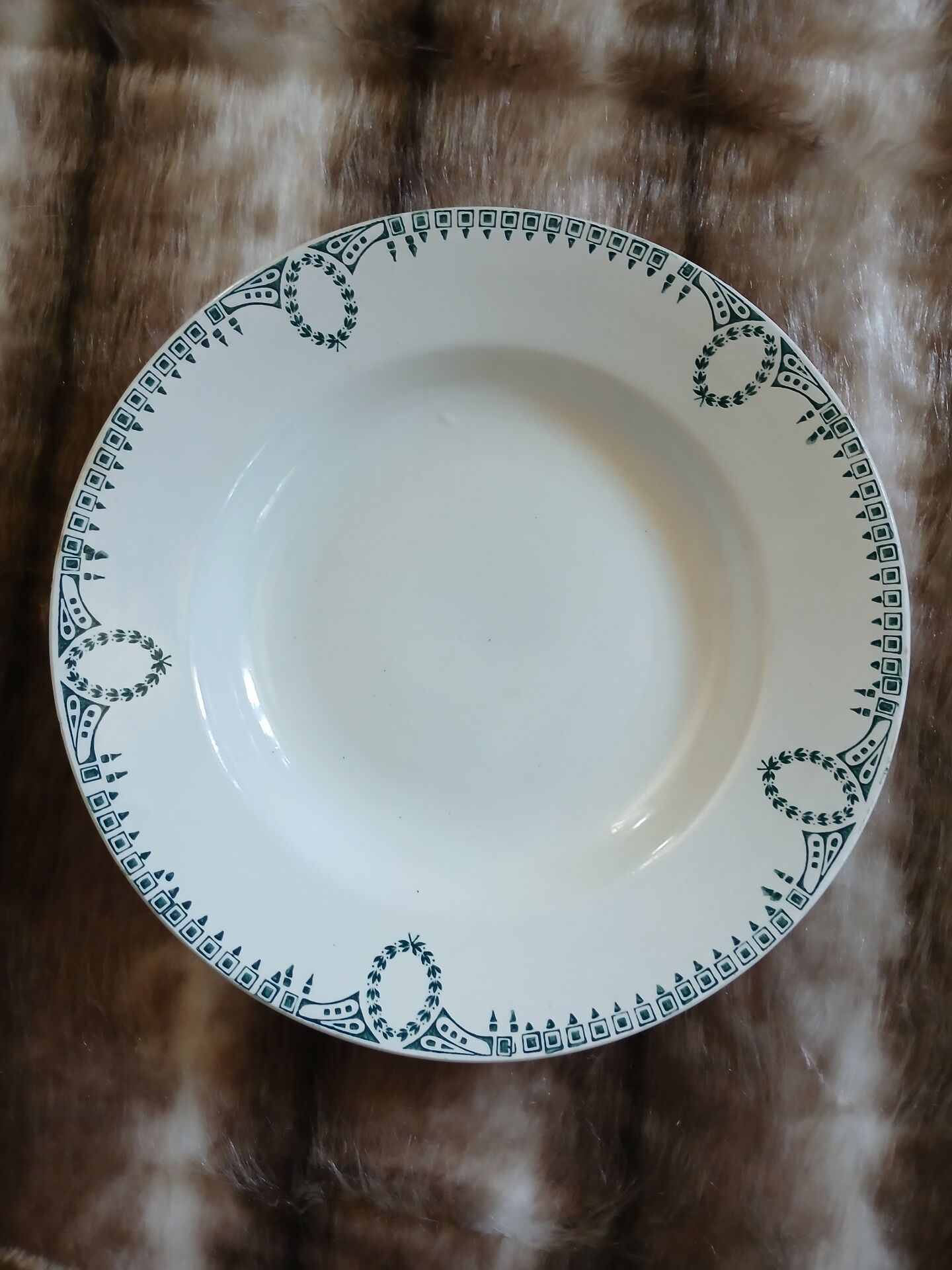 9 assiettes creuses anciennes dépareillées 