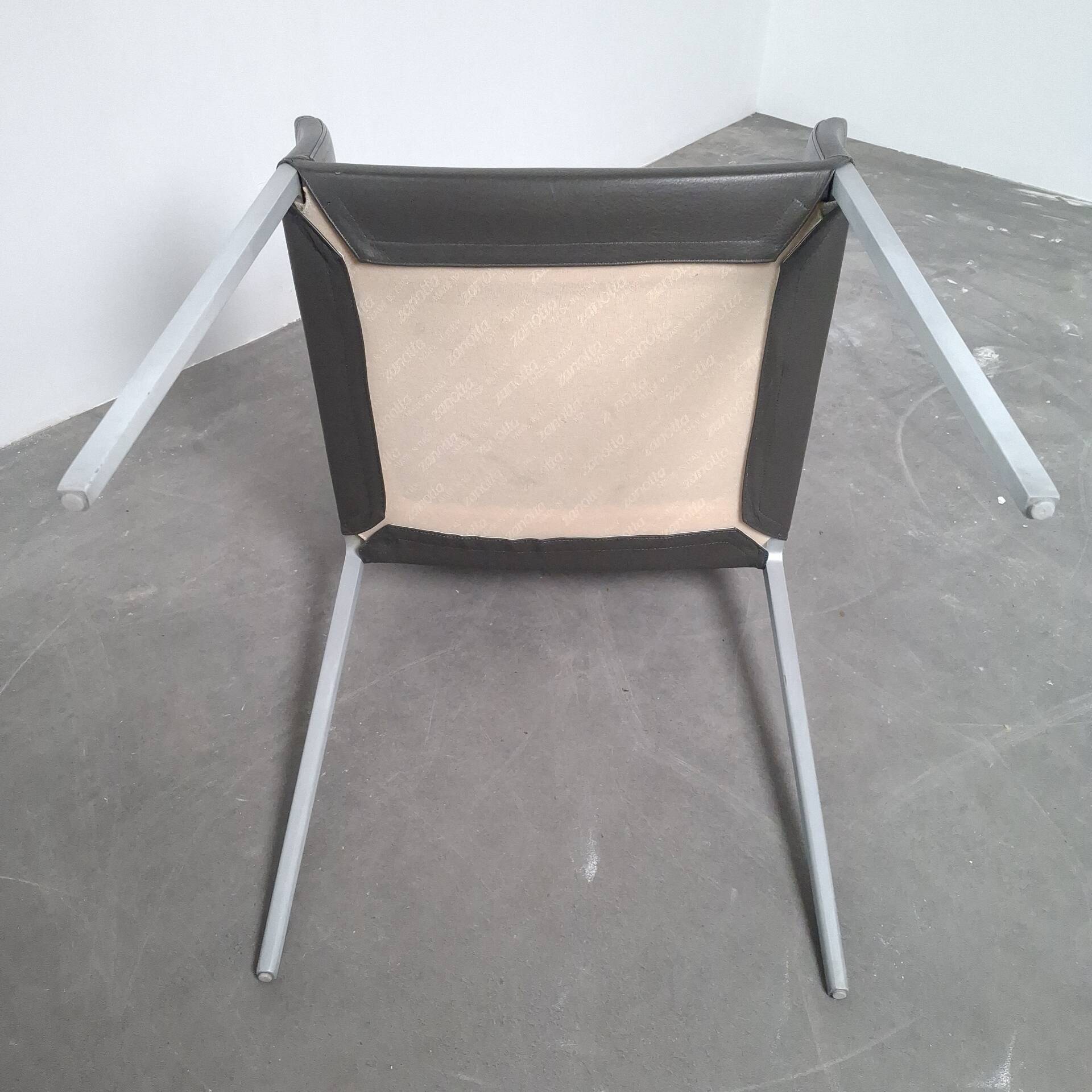 2 chaises à accoudoir Zanotta modèle Lia design de Roberto Barbieri