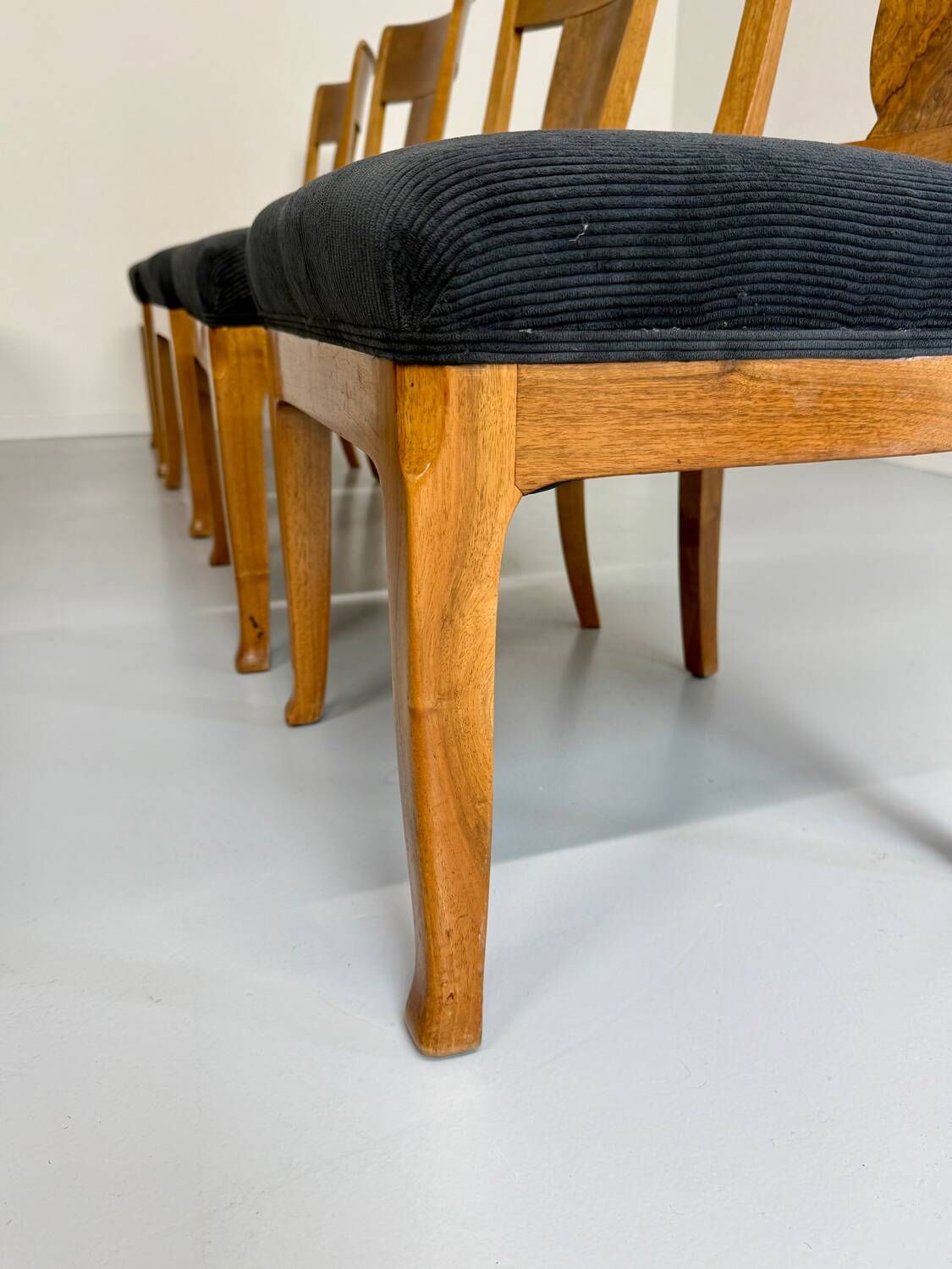 Set of 8 19th century Biedermeier art deco chairs in walnut with new upholstery