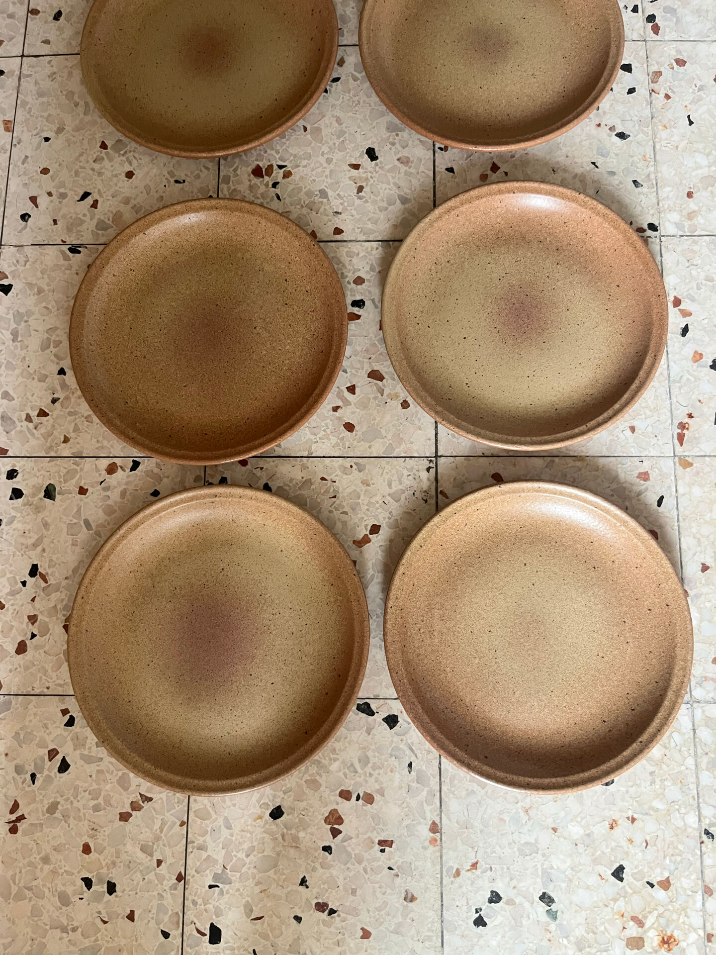 6 flat plates in stoneware