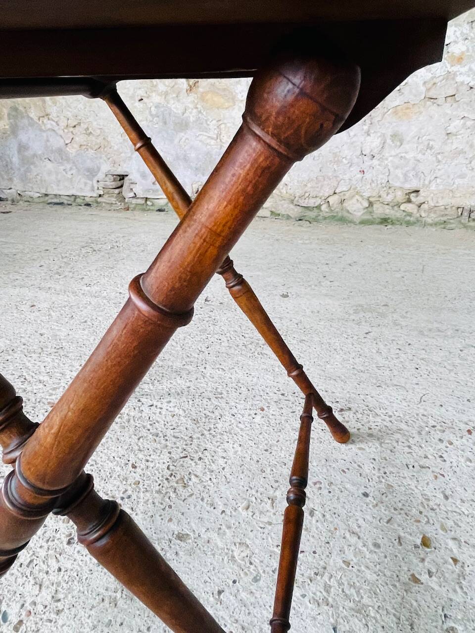 Folding side table in turned wood and marquetry circa 30's/40's