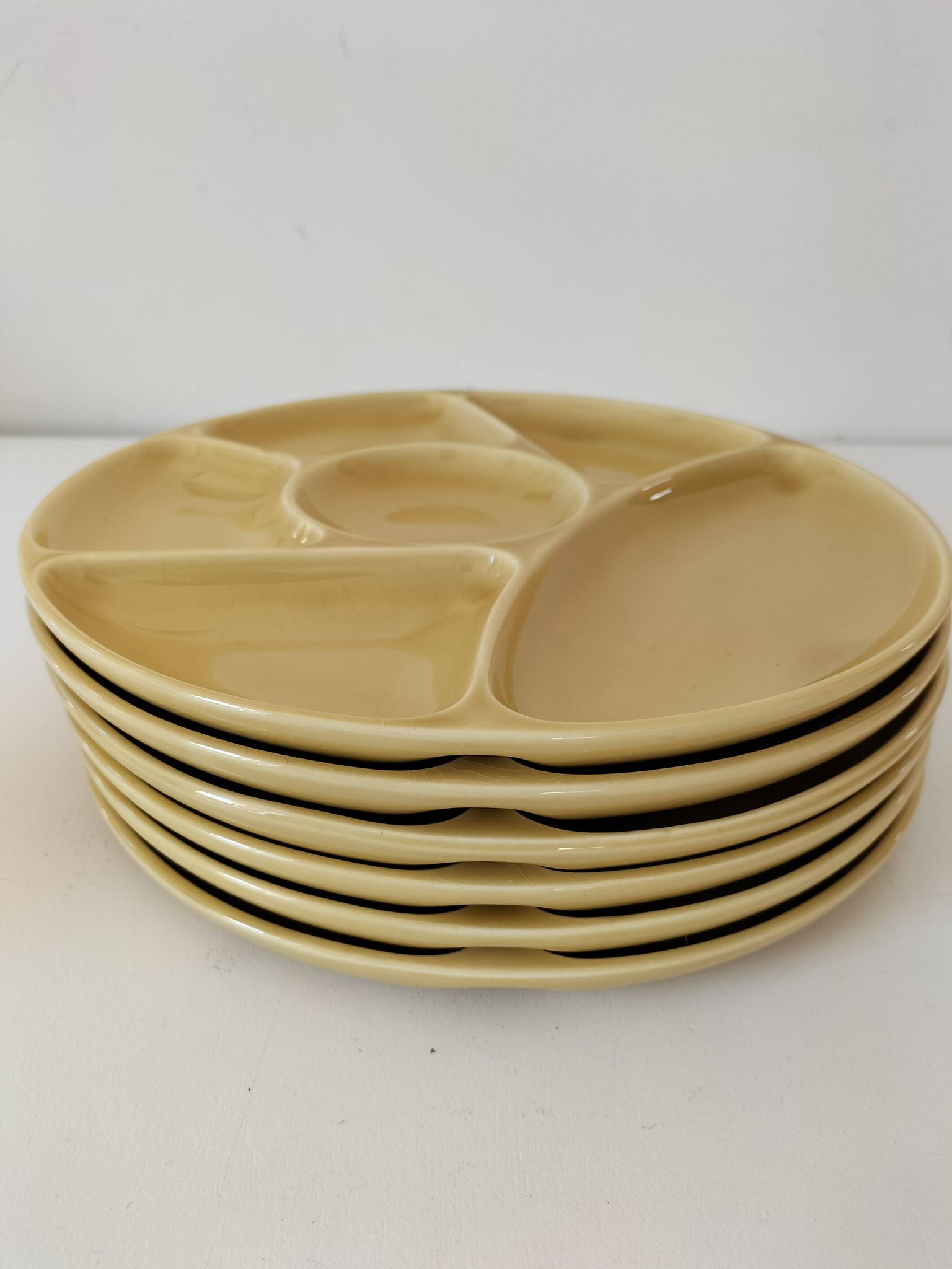 6 compartmentalized plates Gien France – butter yellow shade
