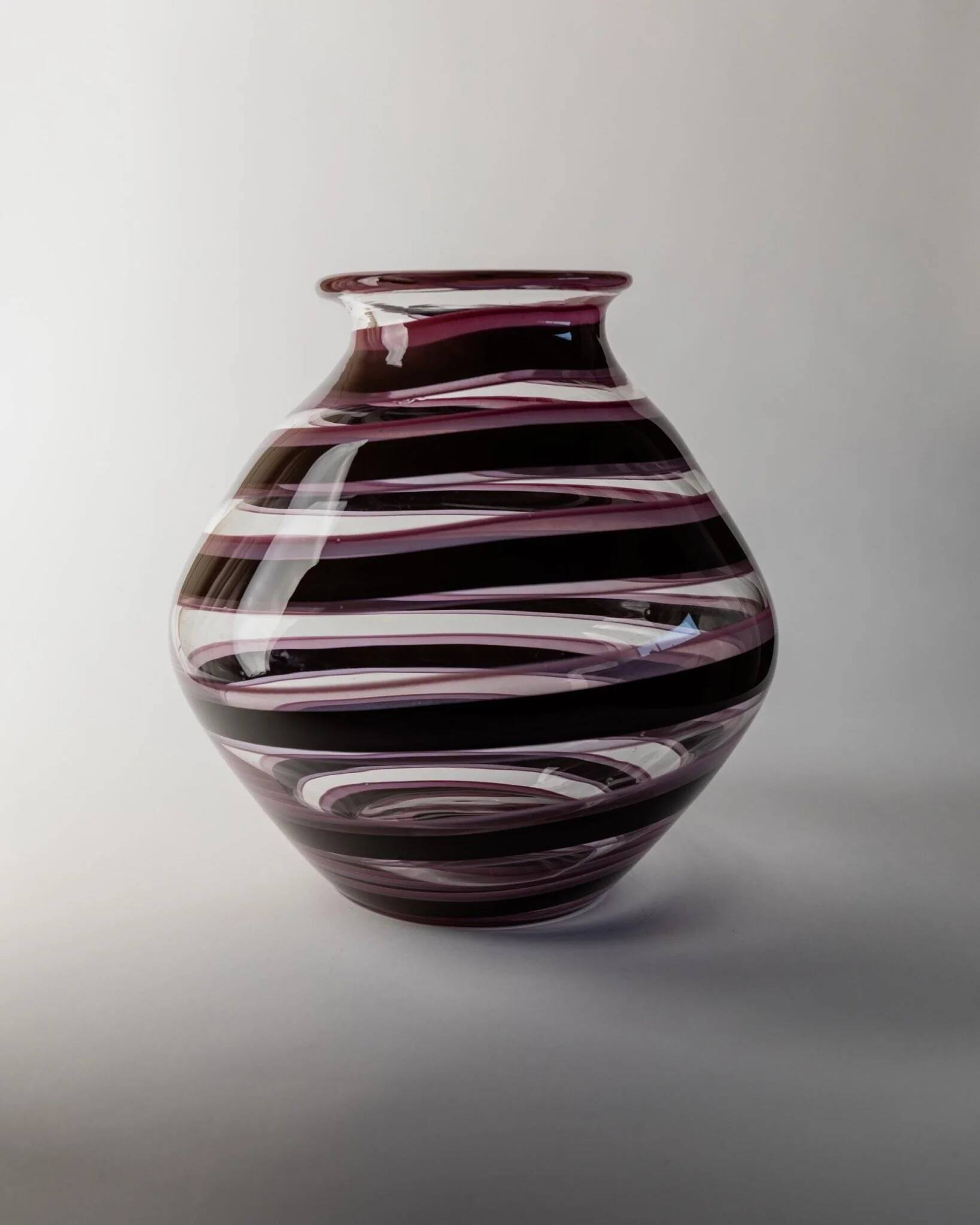 Vase en verre Murano XXL en verre clair avec des rayures violettes, verre d'art italien des années 1970.