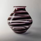 Vase en verre Murano XXL en verre clair avec des rayures violettes, verre d'art italien des années 1970.