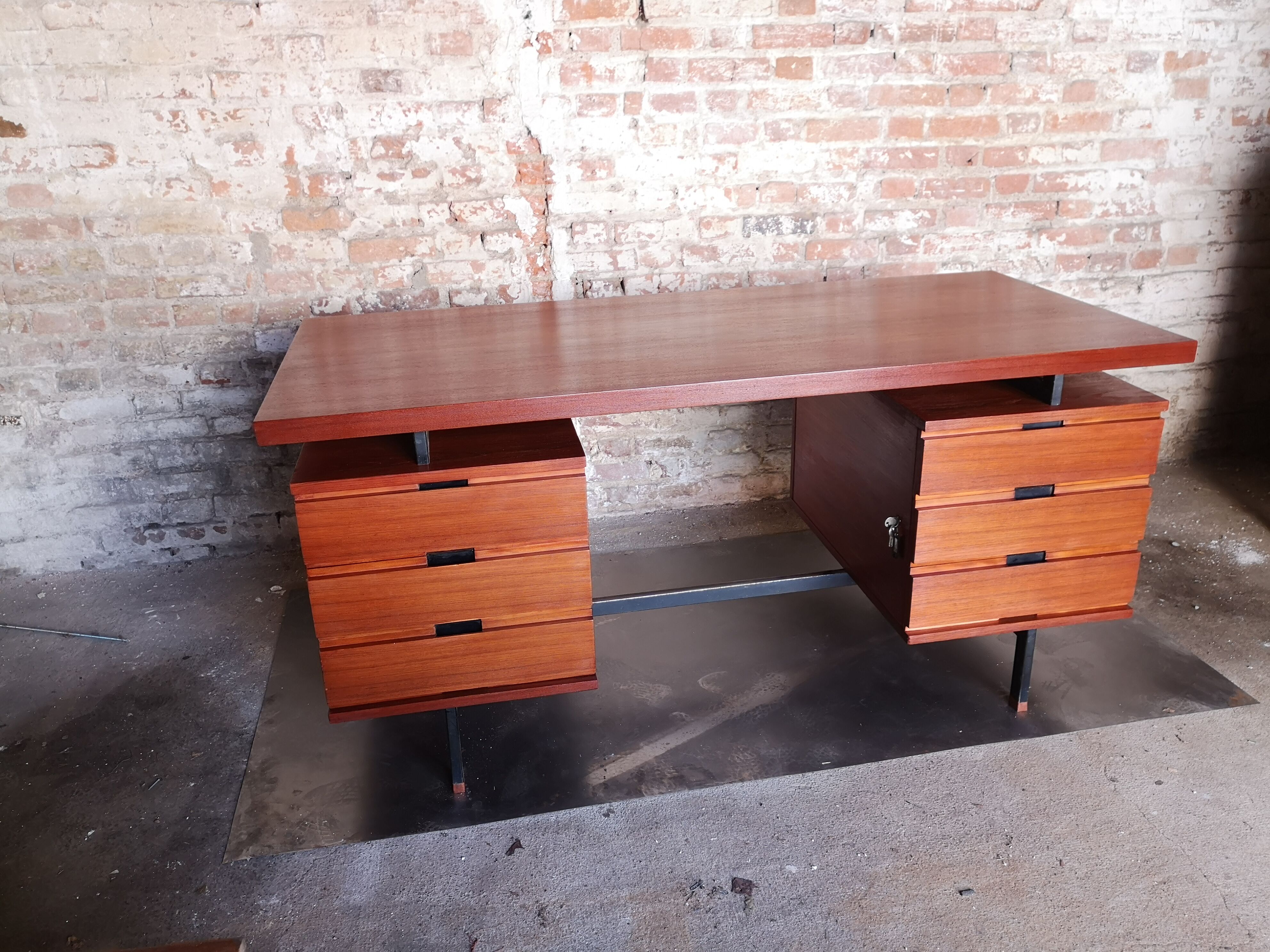 Pierre Guariche desk edited by Minvieille