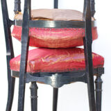 Paire de chaises anciennes en bois noir et assise rouge.