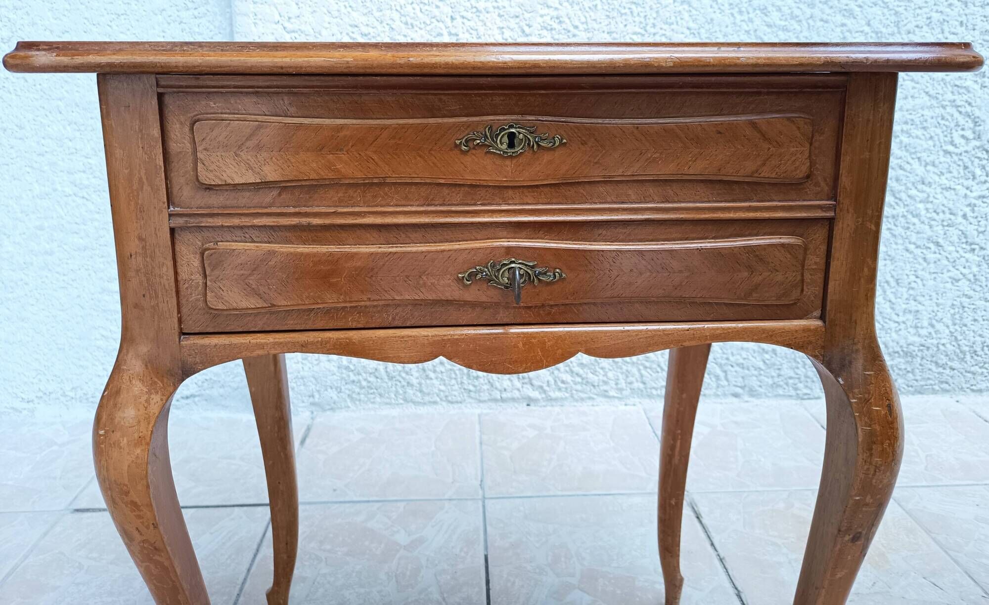 Louis XV work table in walnut, 19th century.
