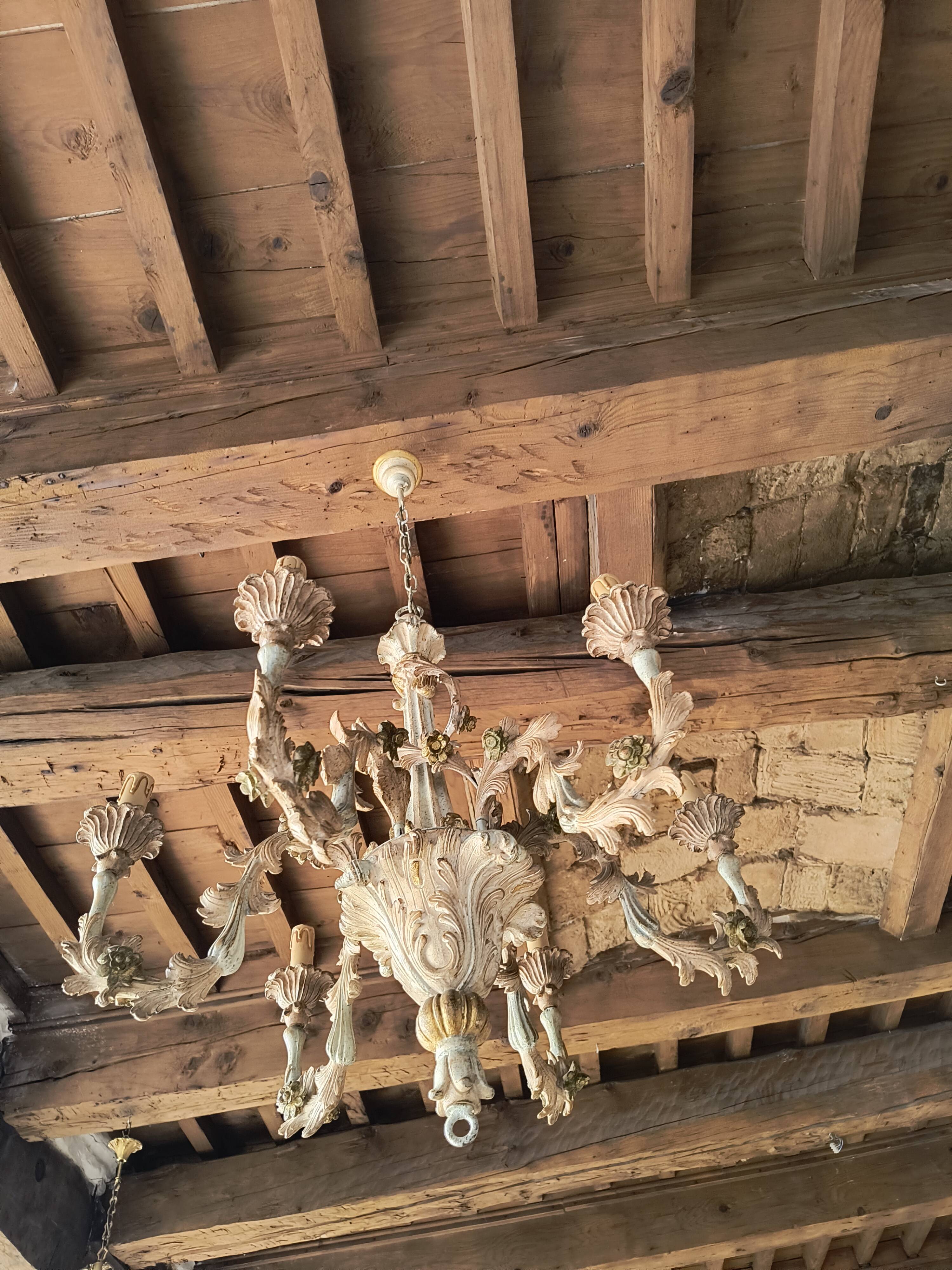 Florentine chandelier in carved wood with polychrome patina.