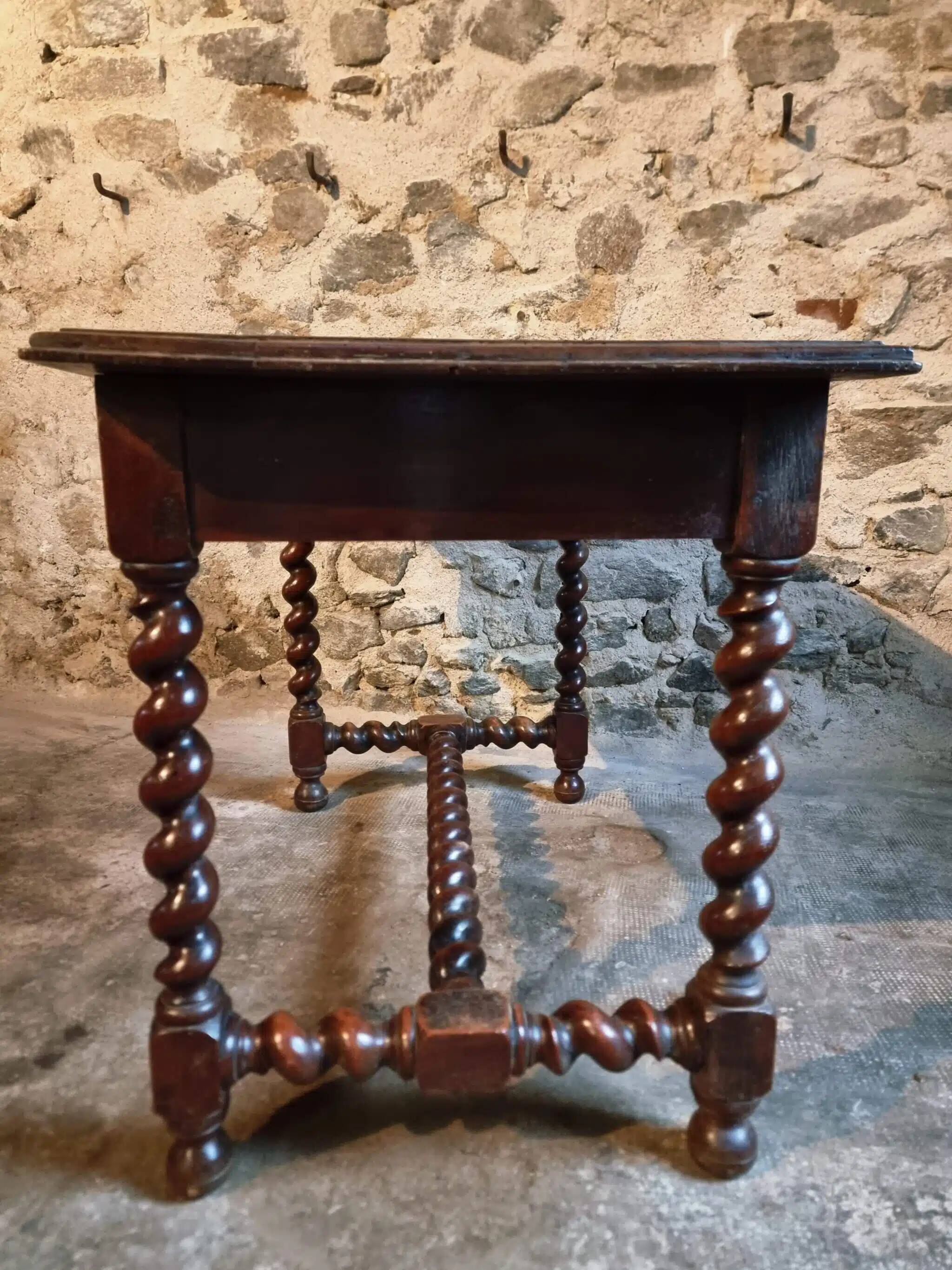 Table française en noyer avec pieds torsadés, fin du XIXe siècle