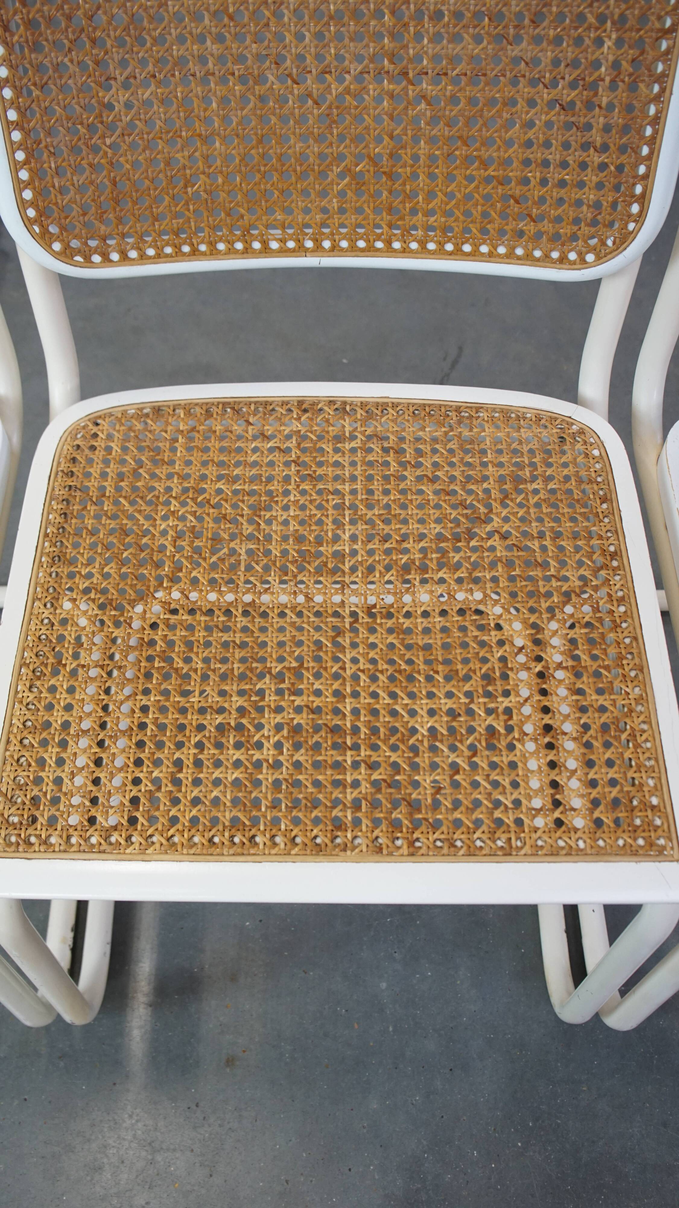 Lot de 4 chaises de salle à manger blanches au design vintage dans le style de Marcel Breuer avec assise en osier