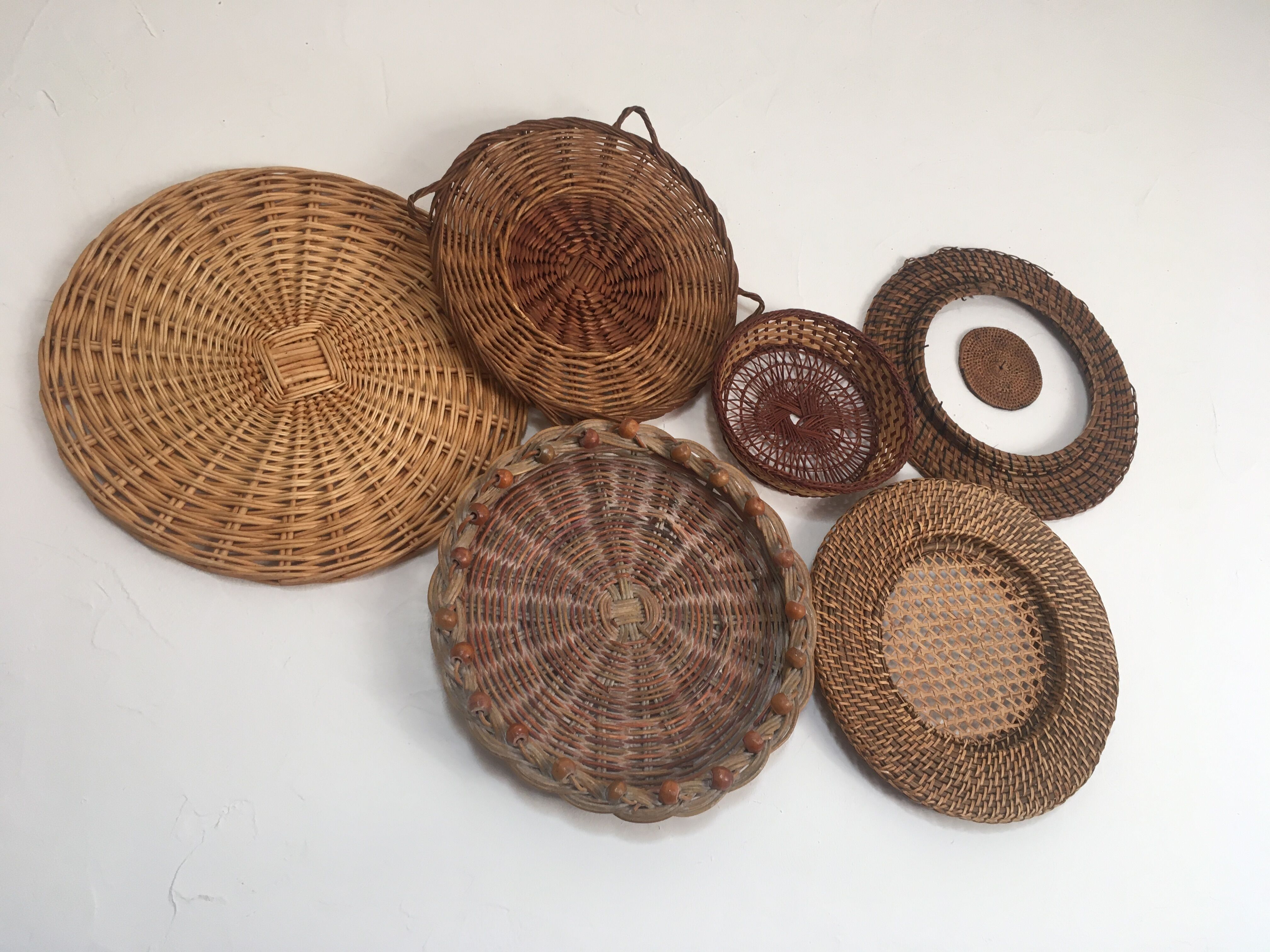 Wall composition of wicker trays