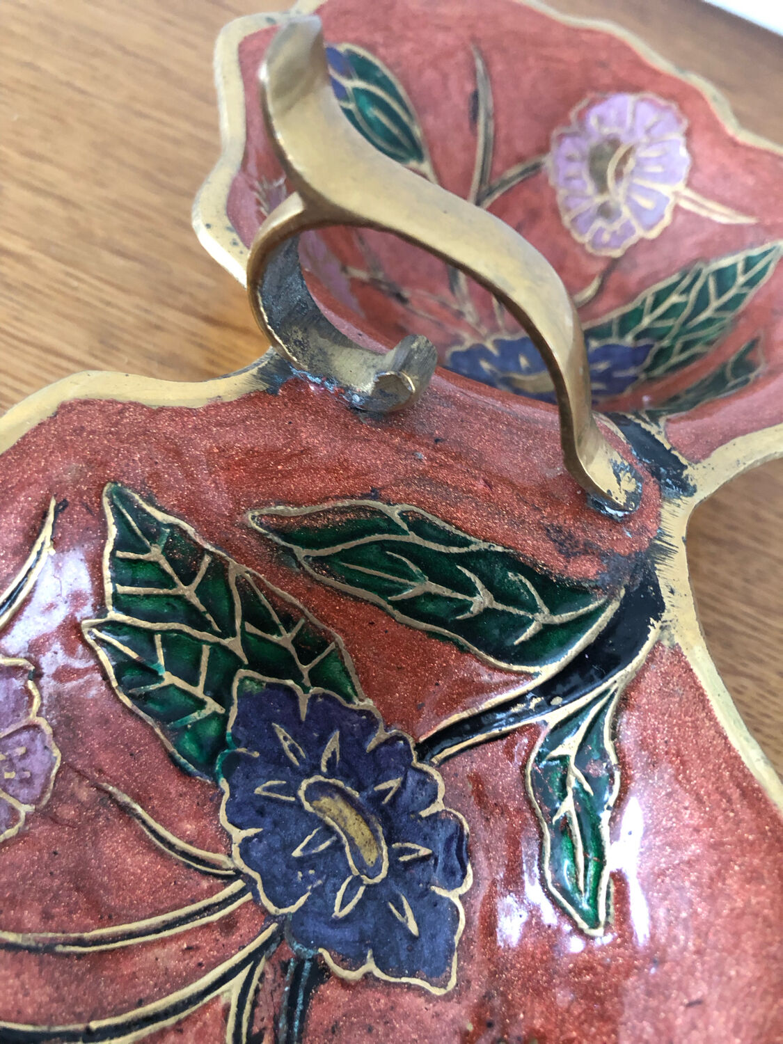 Empty pockets in brass and floral decoration