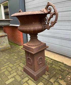 Jardinière en fonte avec piédestal