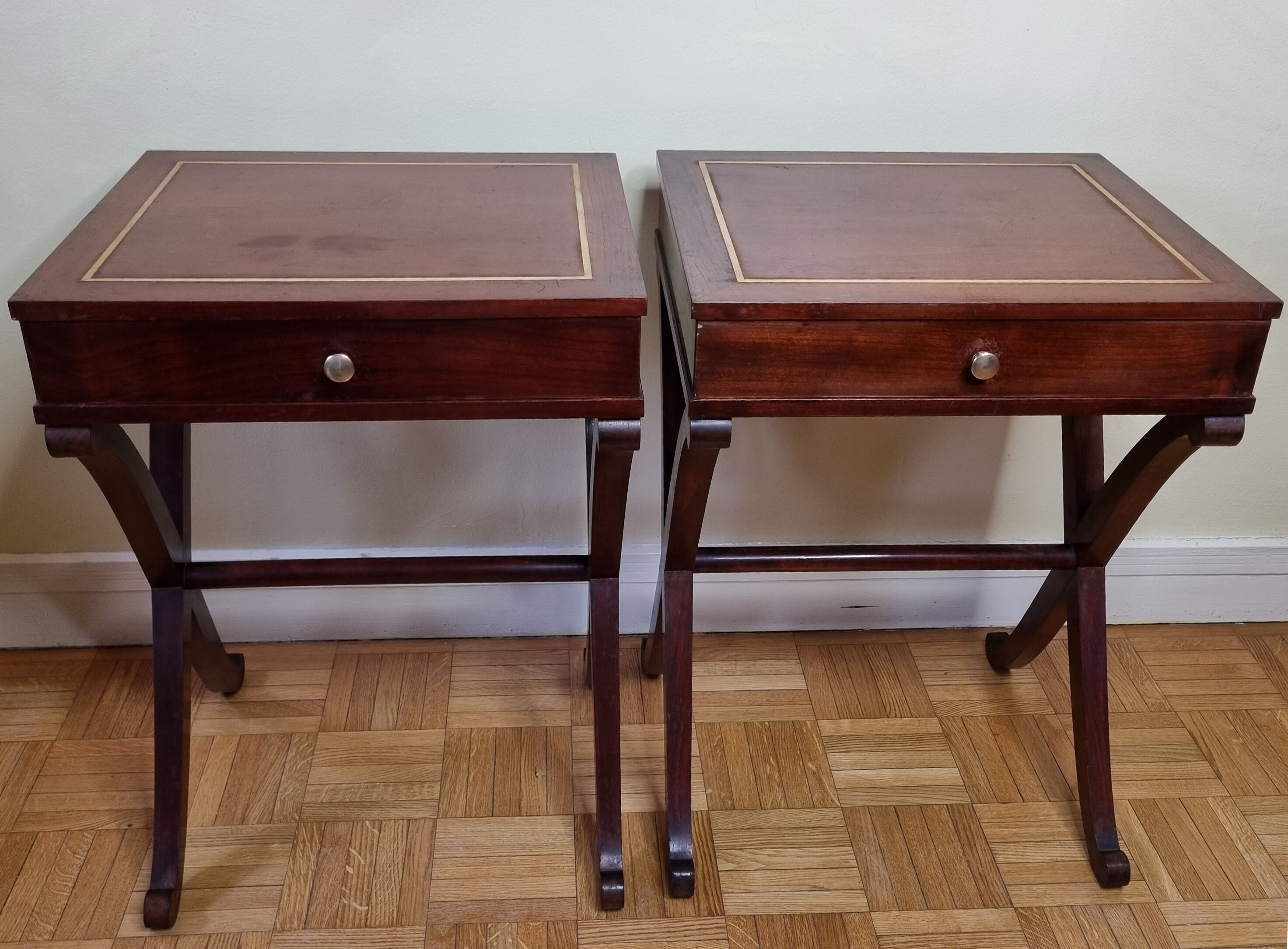 Paire de chevets de style Empire en acajou, bois de placage et finitions en laiton