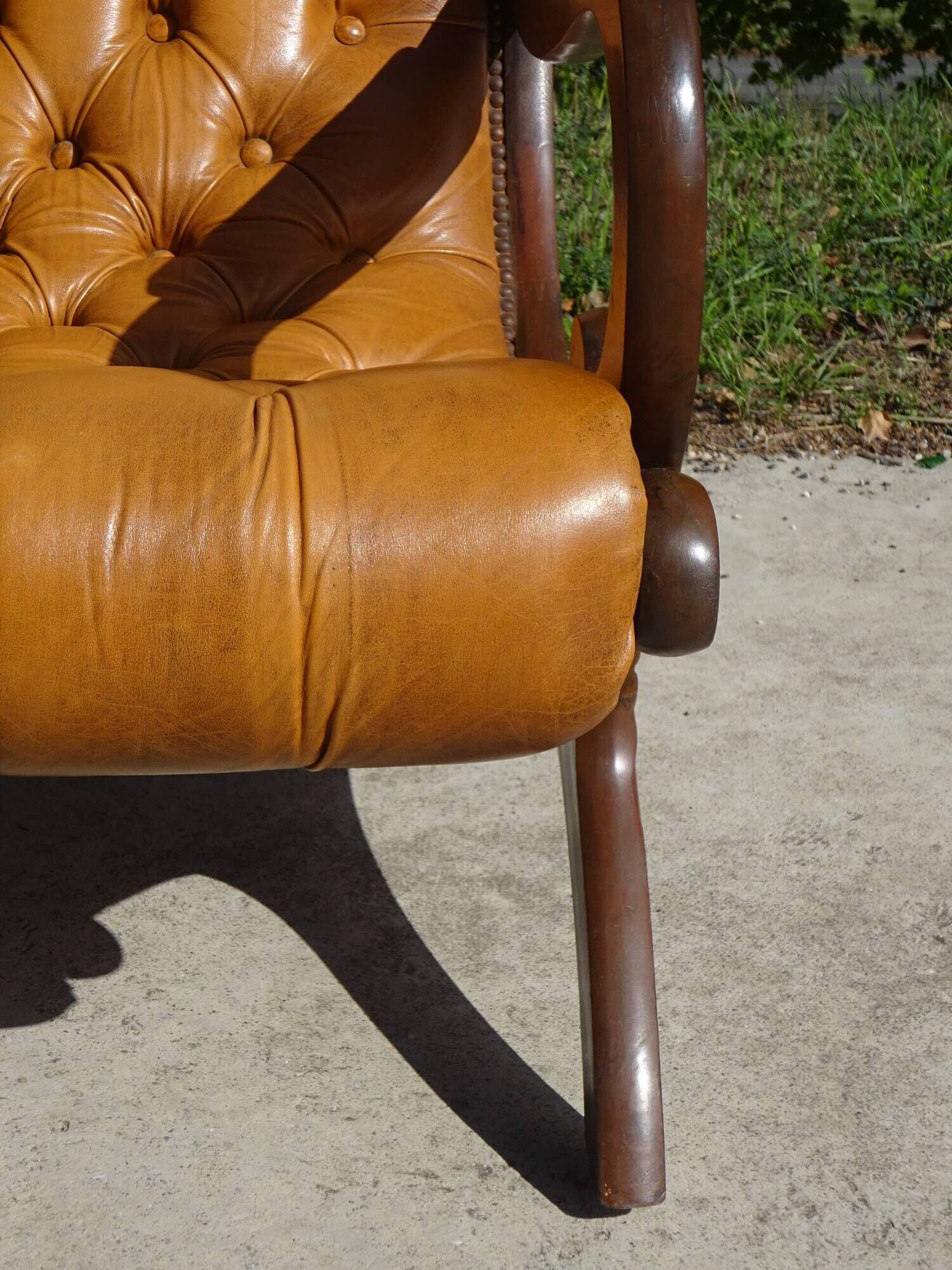 Fauteuils en bois et cuir capitonné, les 2