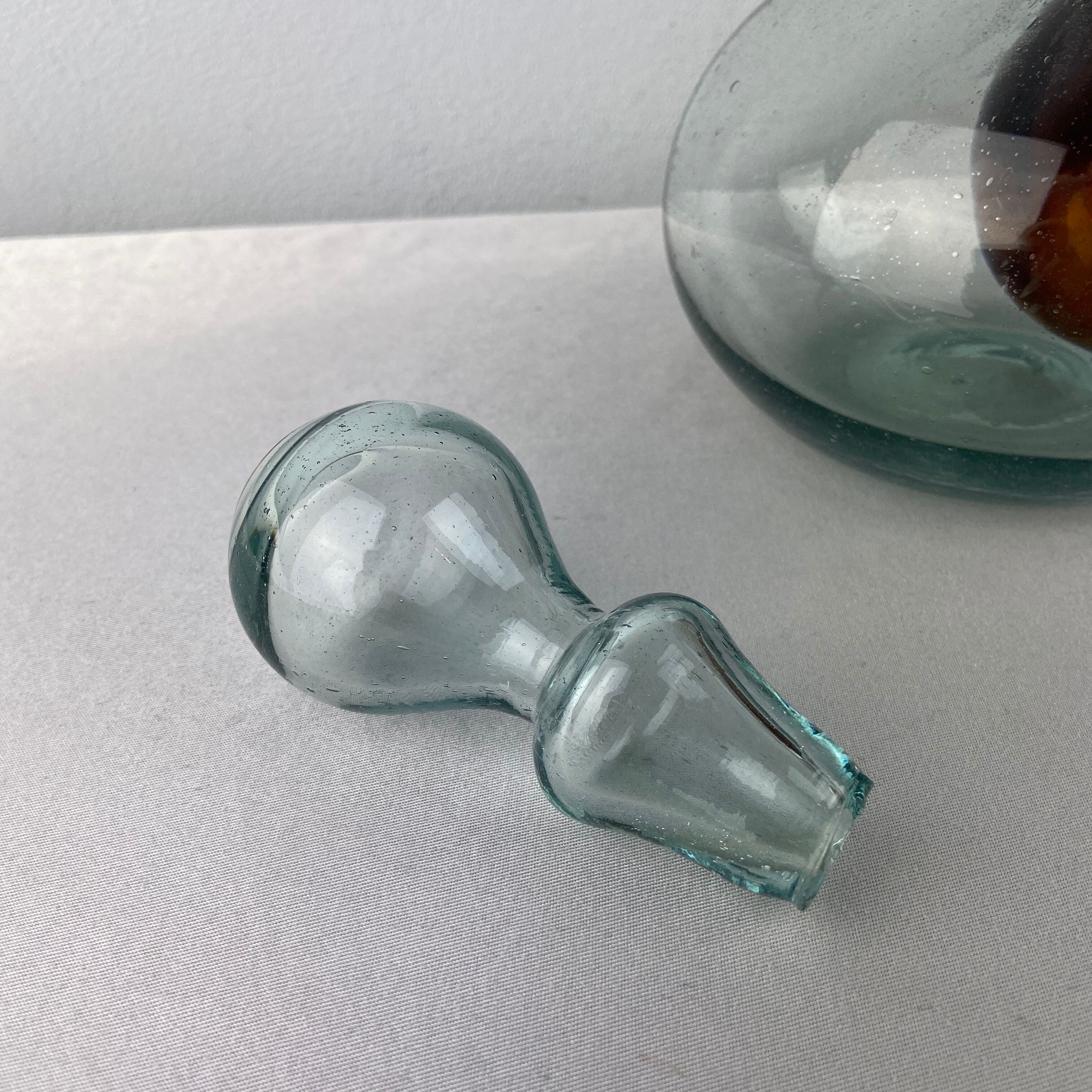 Glass decanter with brown details