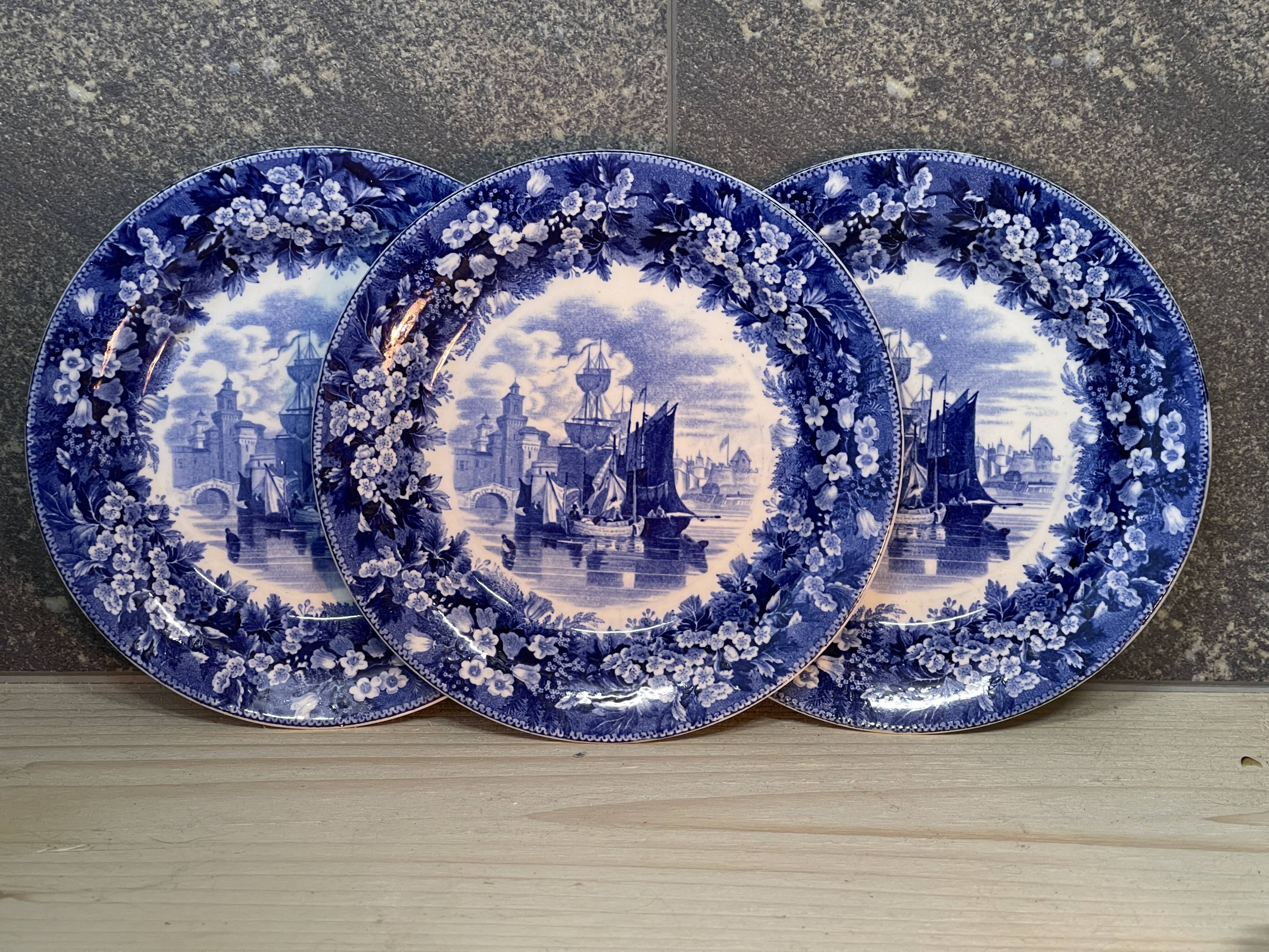 Set of 3 small Wedgwood porcelain plates