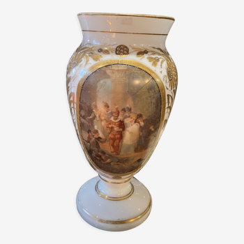 Vase en opaline peinte et dorée scène animée