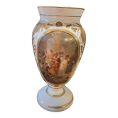 Vase en opaline peinte et dorée scène animée