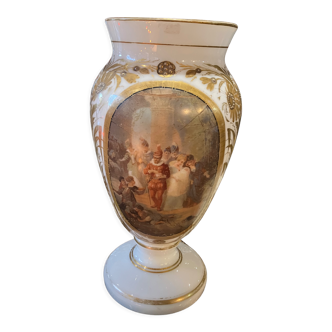 Vase en opaline peinte et dorée scène animée