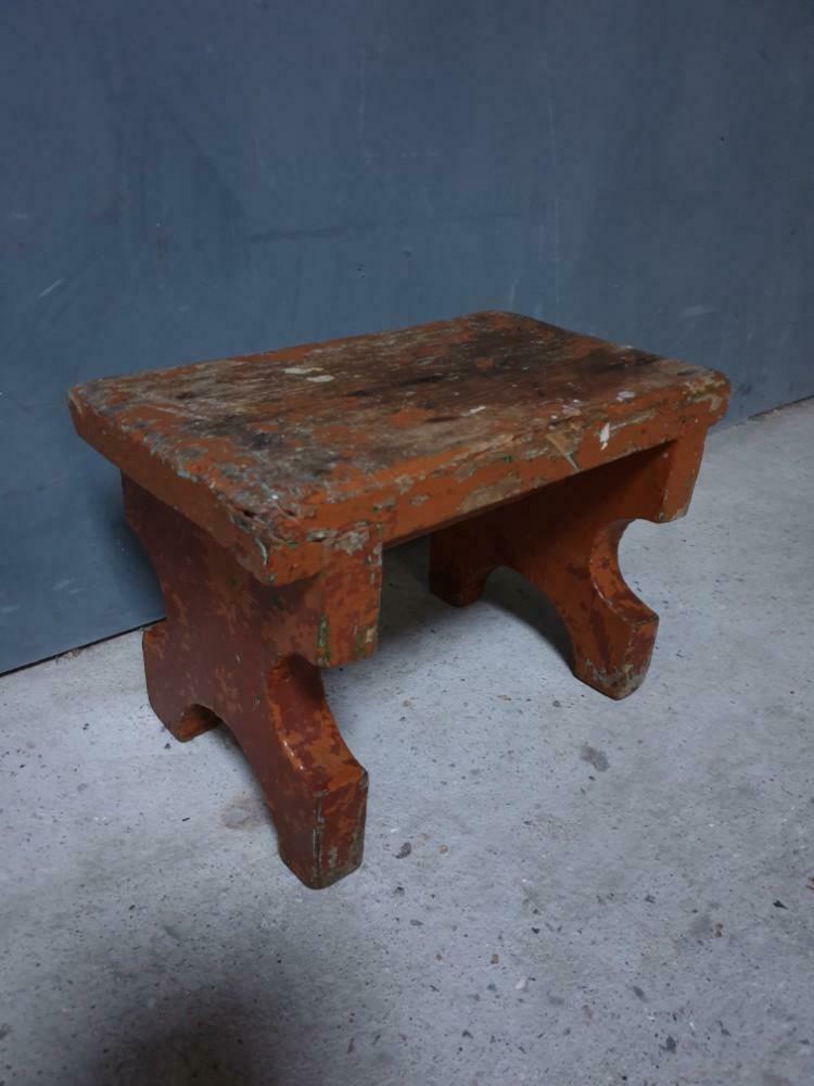 Antique wooden bench, en brun mocca