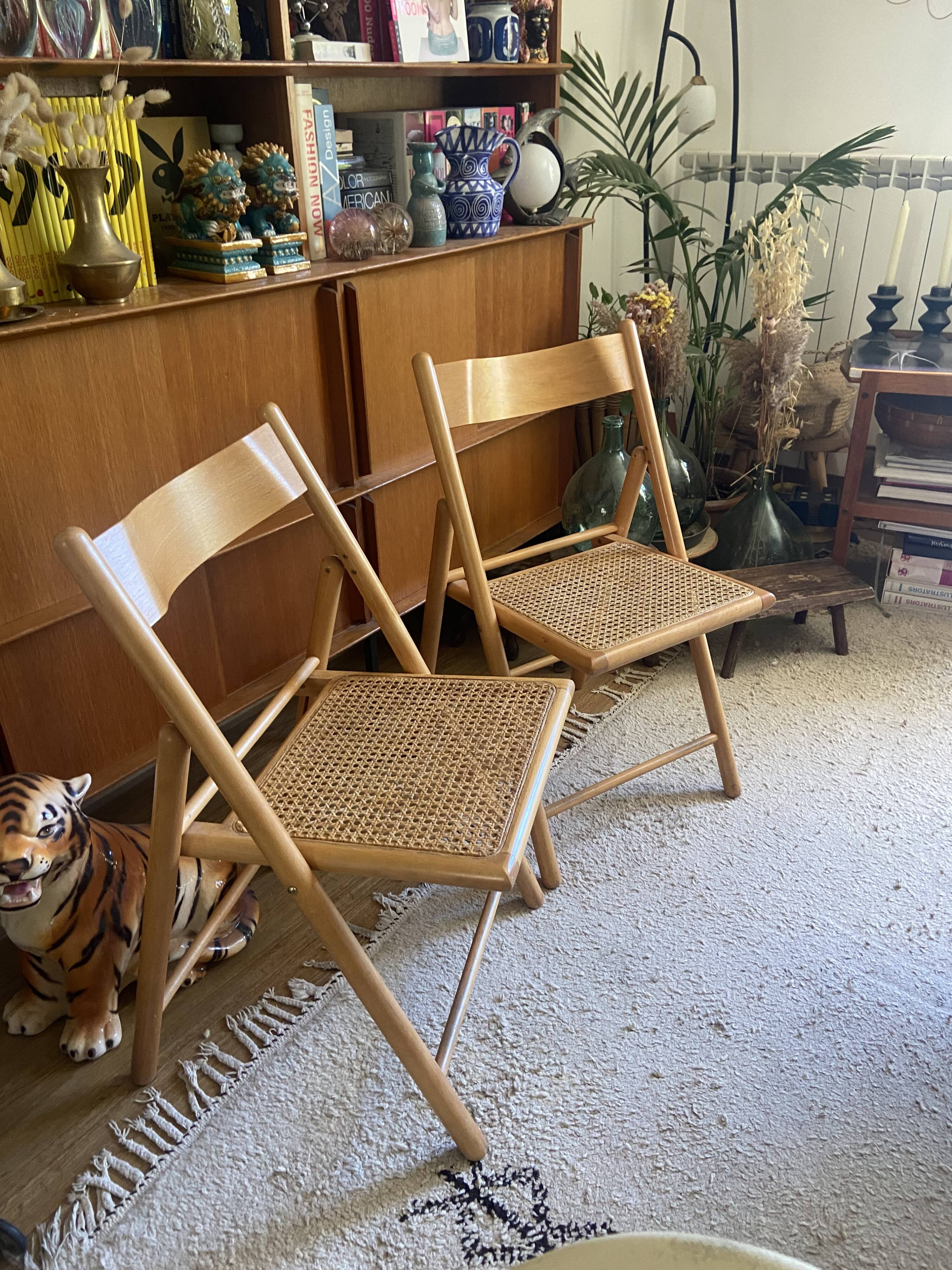 Pair of folding wooden chairs and vintage cannage