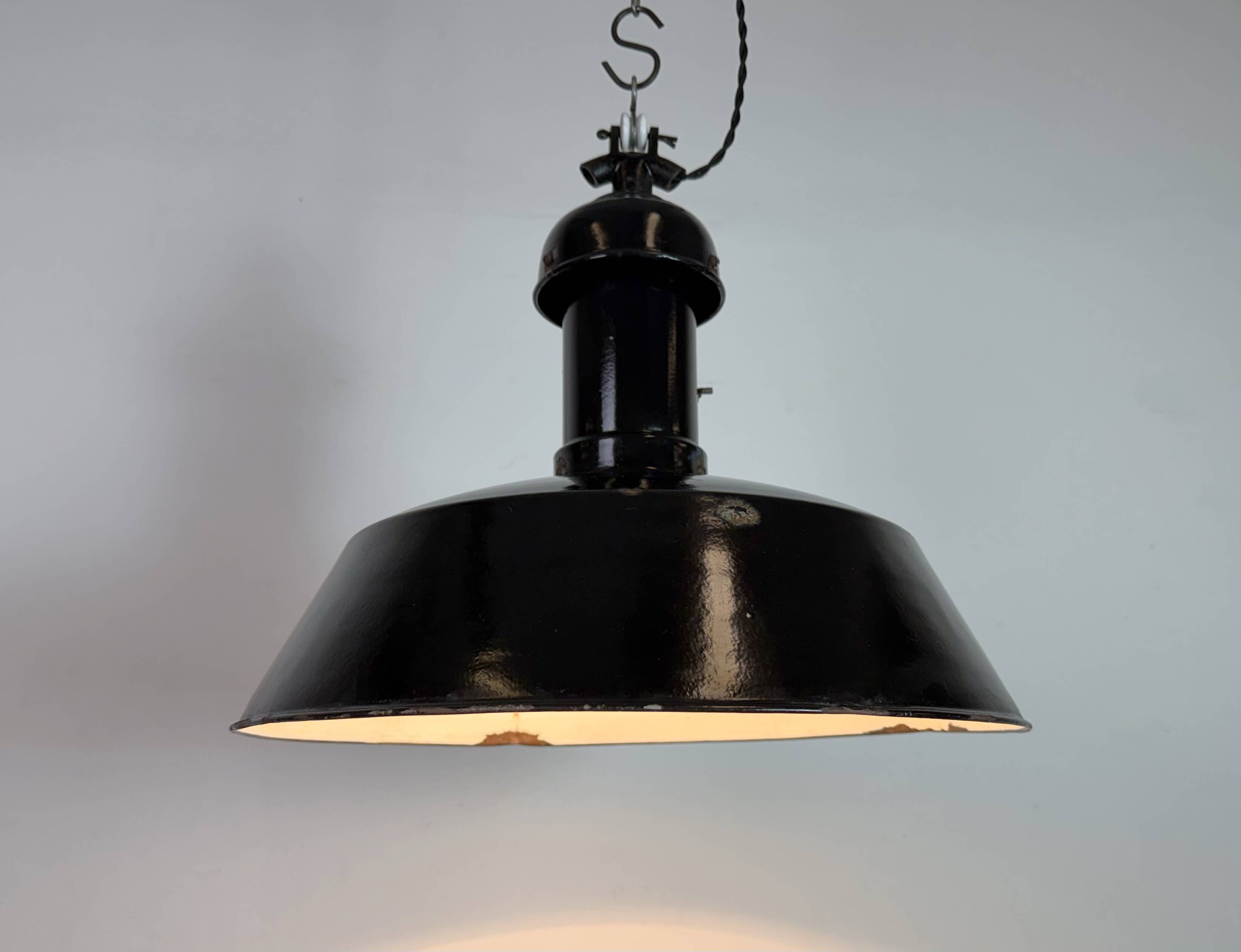 Lampe suspendue Bauhaus en émail noir industriel, années 1930