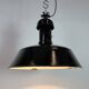Lampe suspendue Bauhaus en émail noir industriel, années 1930