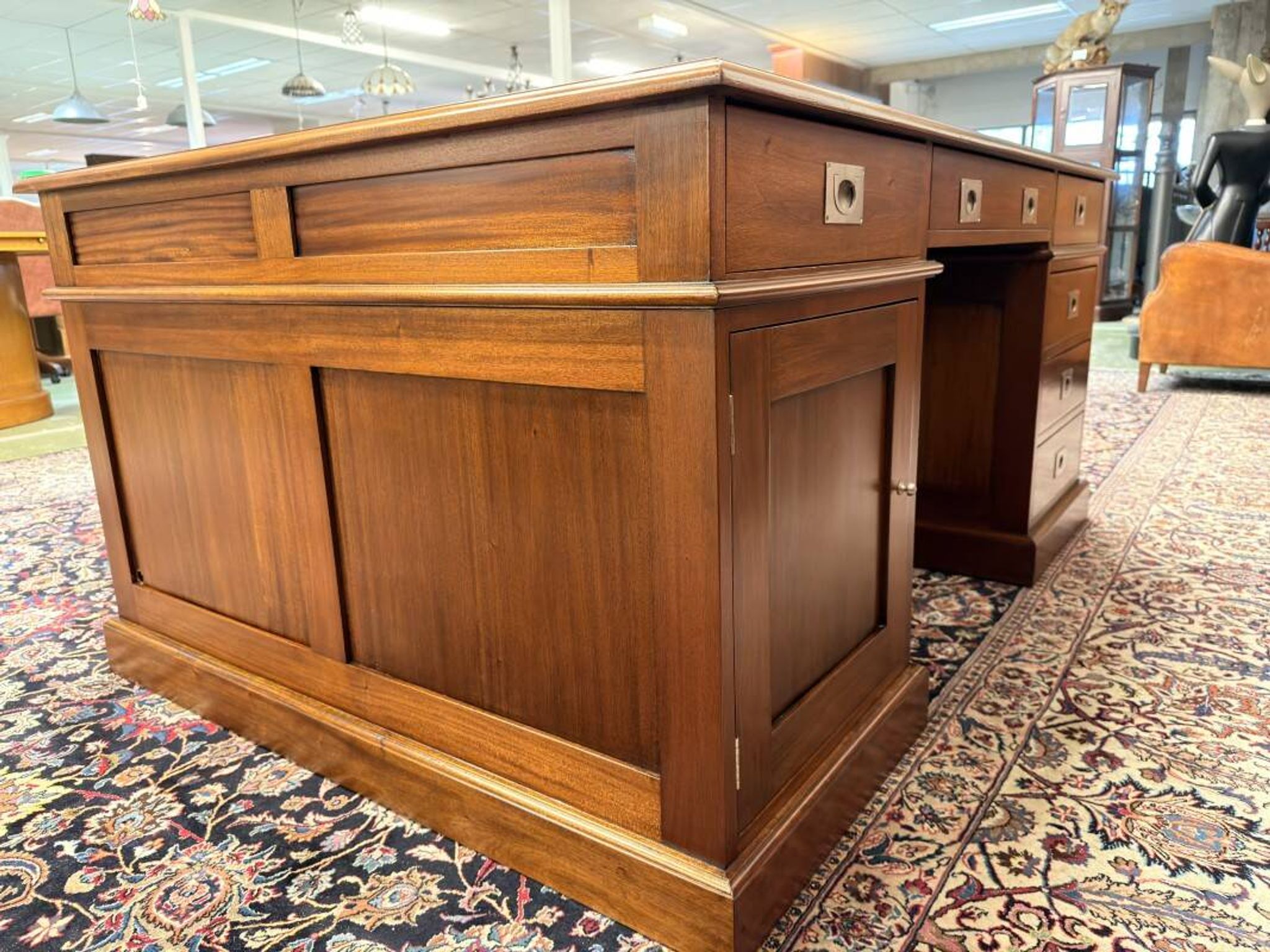 Large Classic English Chesterfield Desk Partnerdesk