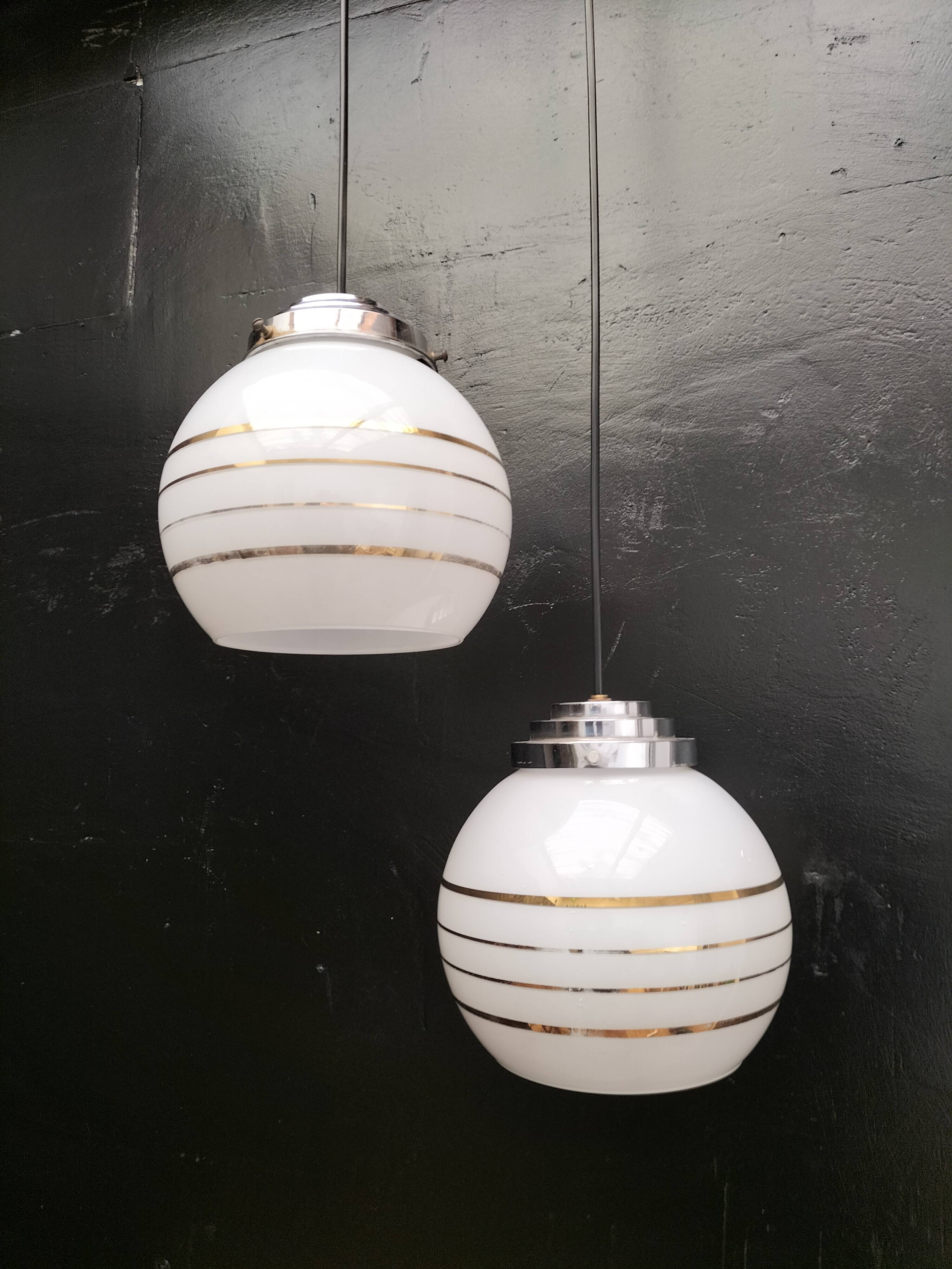 Paire de suspensions opaline