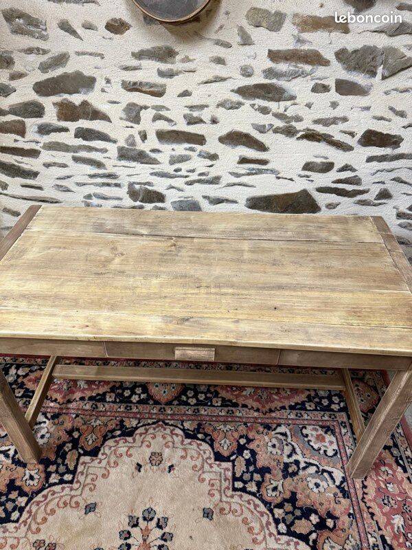 Jolie table ou bureau en bois décapé