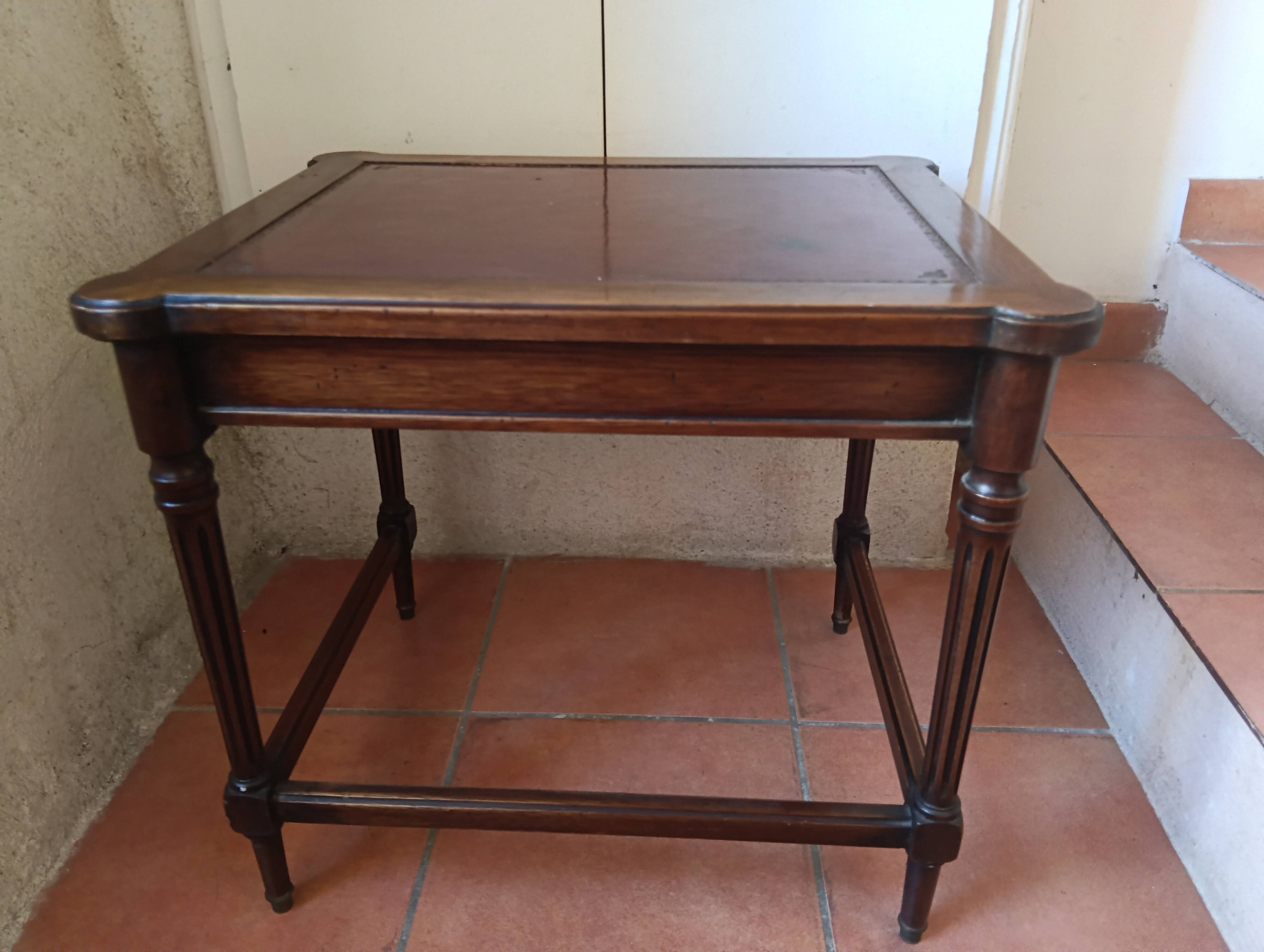 Nesting table set