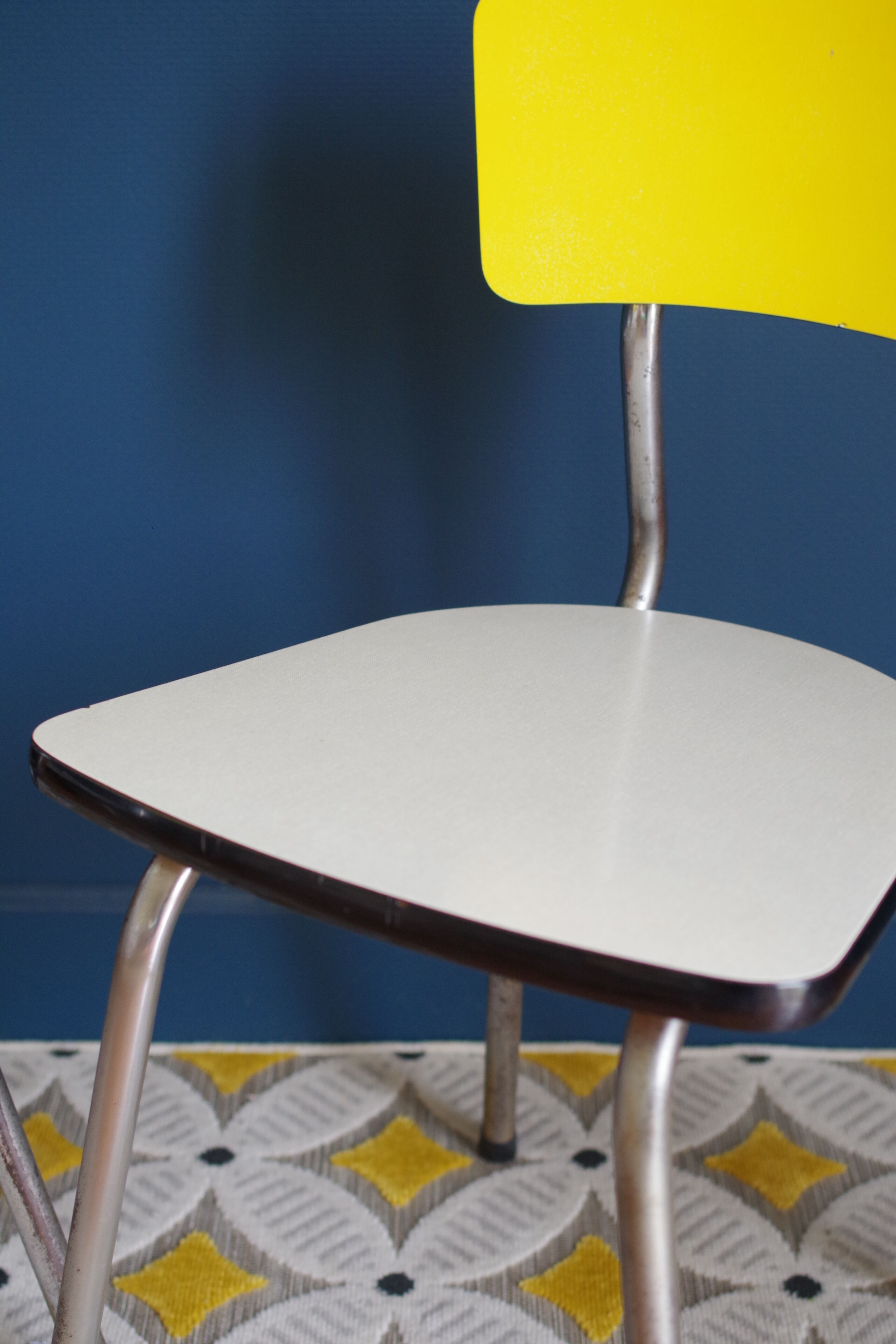 Série de 4 chaises en formica  bicolore jaune et blanc chiné