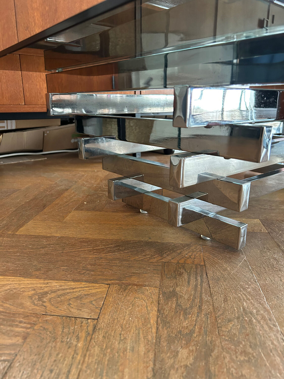 70s design coffee table in rectangular glass with chrome legs.