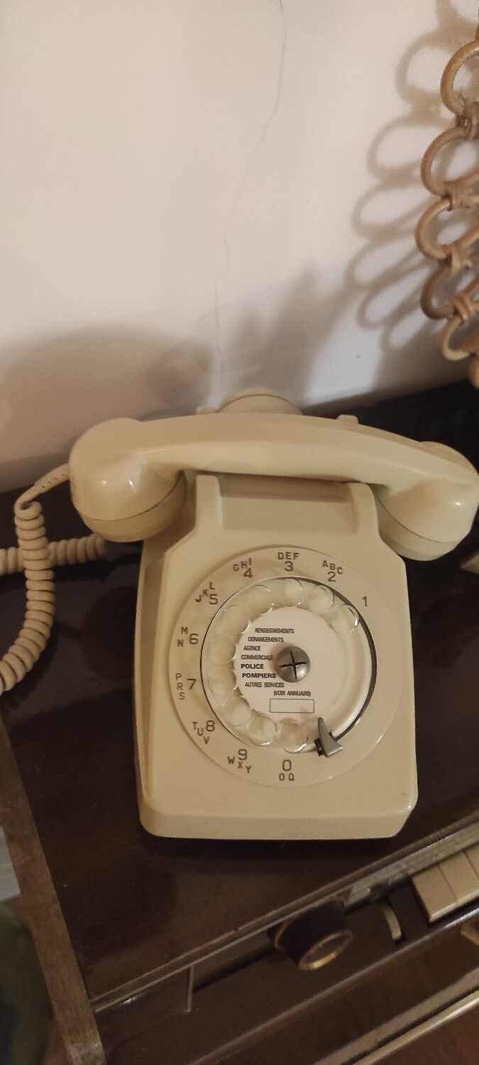 Dial telephone