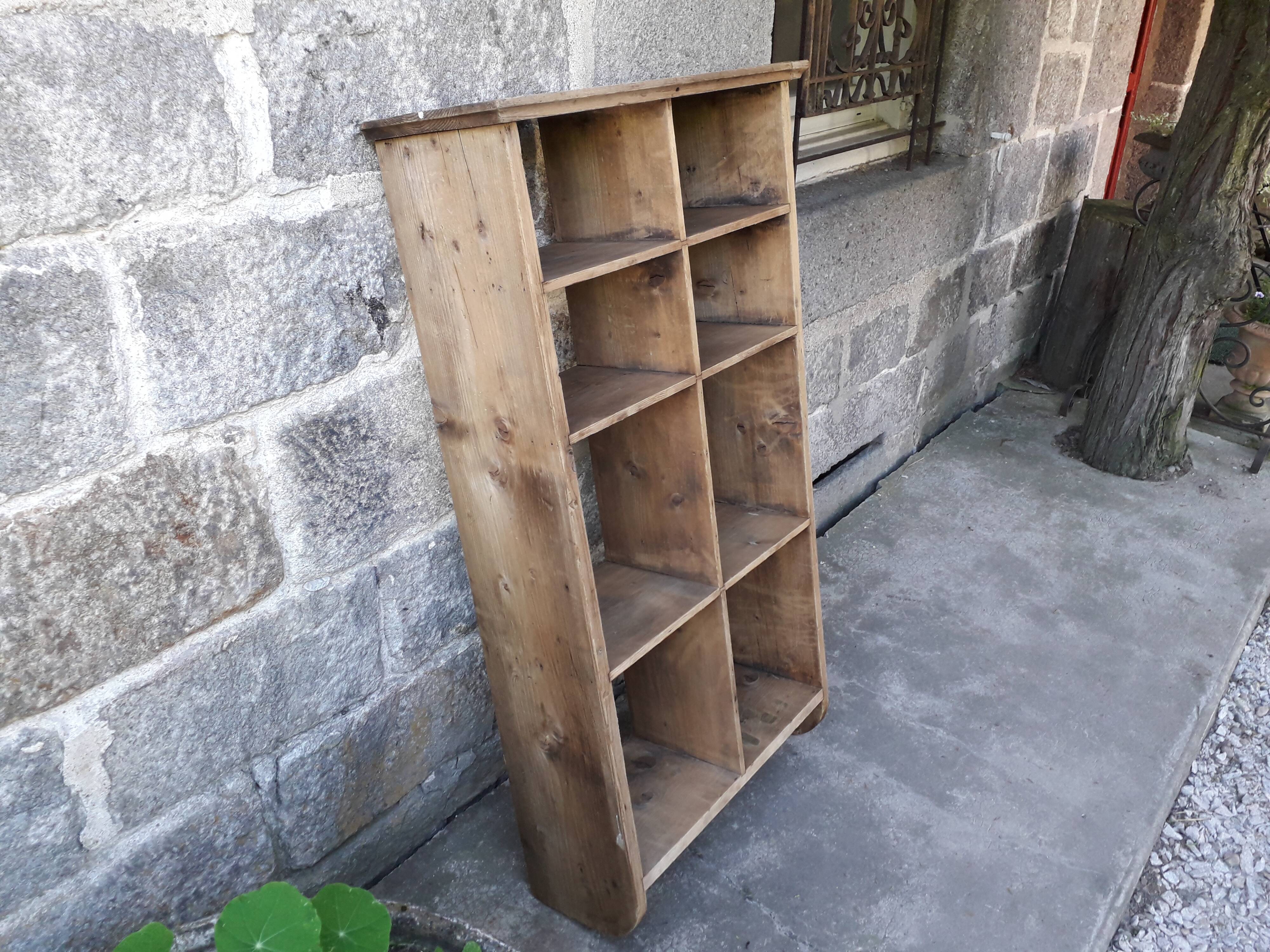Étagère murale en sapin